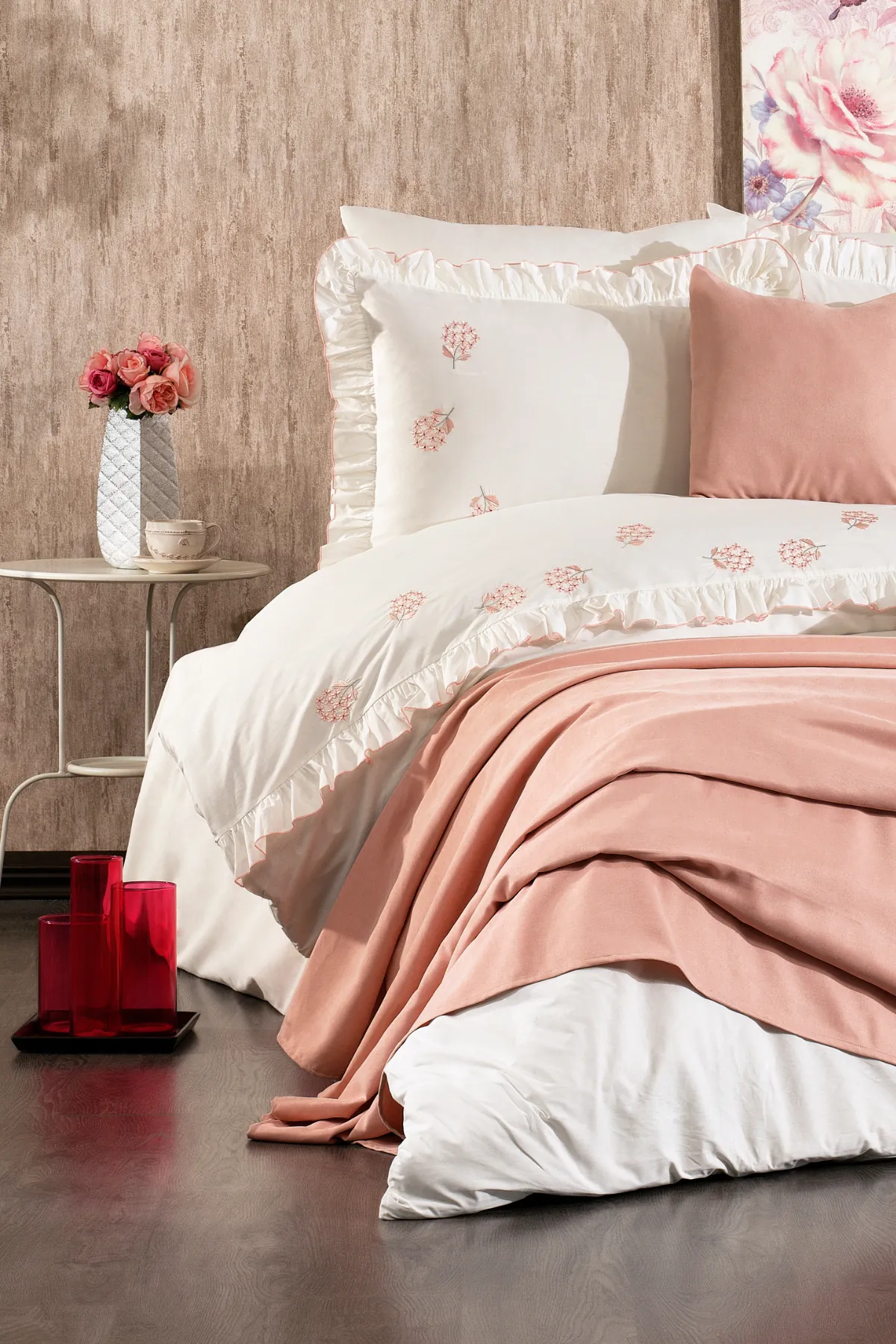 Belora %100 Pamuk Tomurcuklu Çiçek Nakışlı, Fırfırlı, Pikeli 9 Parça Çift Kişilik Nevresim Takımı Pudra