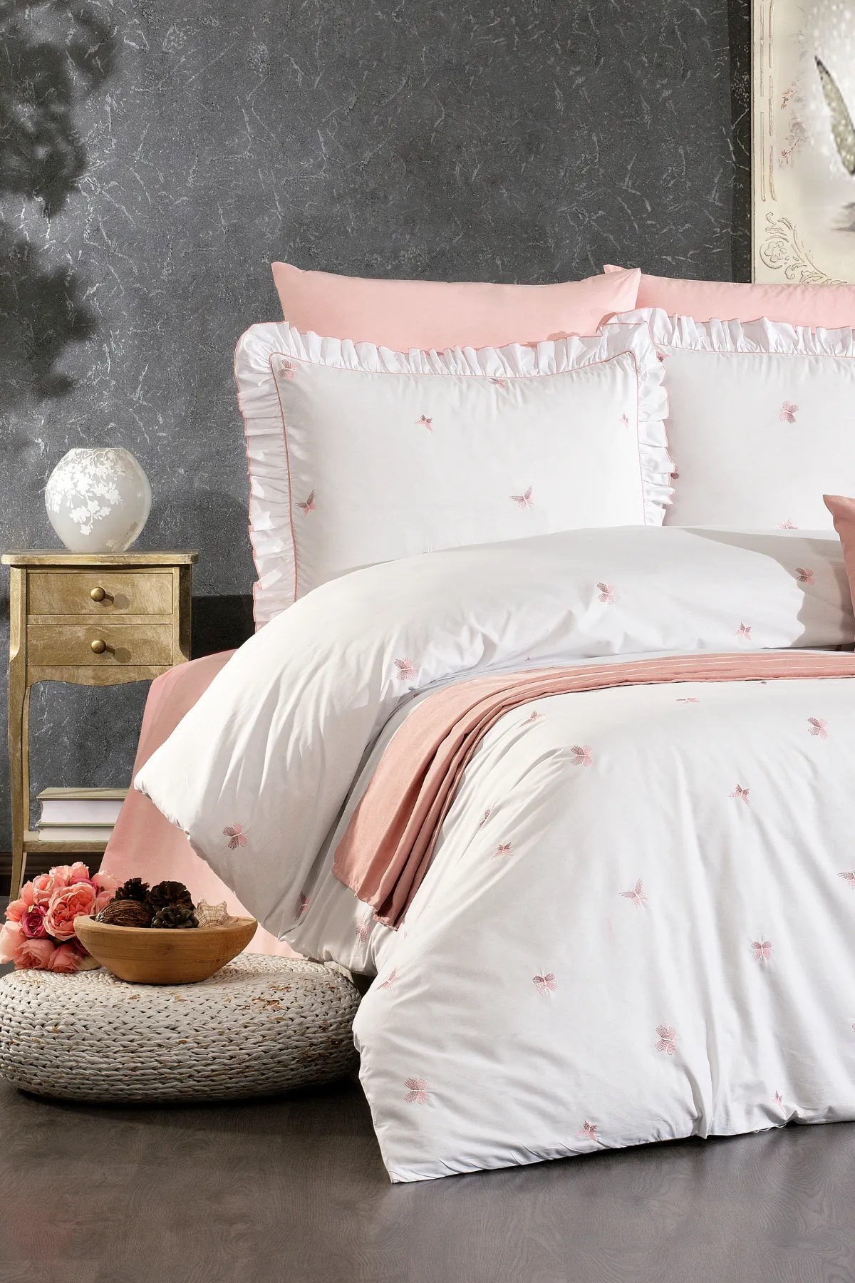 Ophelia %100 Pamuk Kelebek Desen Nakışlı, Fırfırlı, 8 Parça Premium Çift Kişilik Nevresim Takımı Pudra