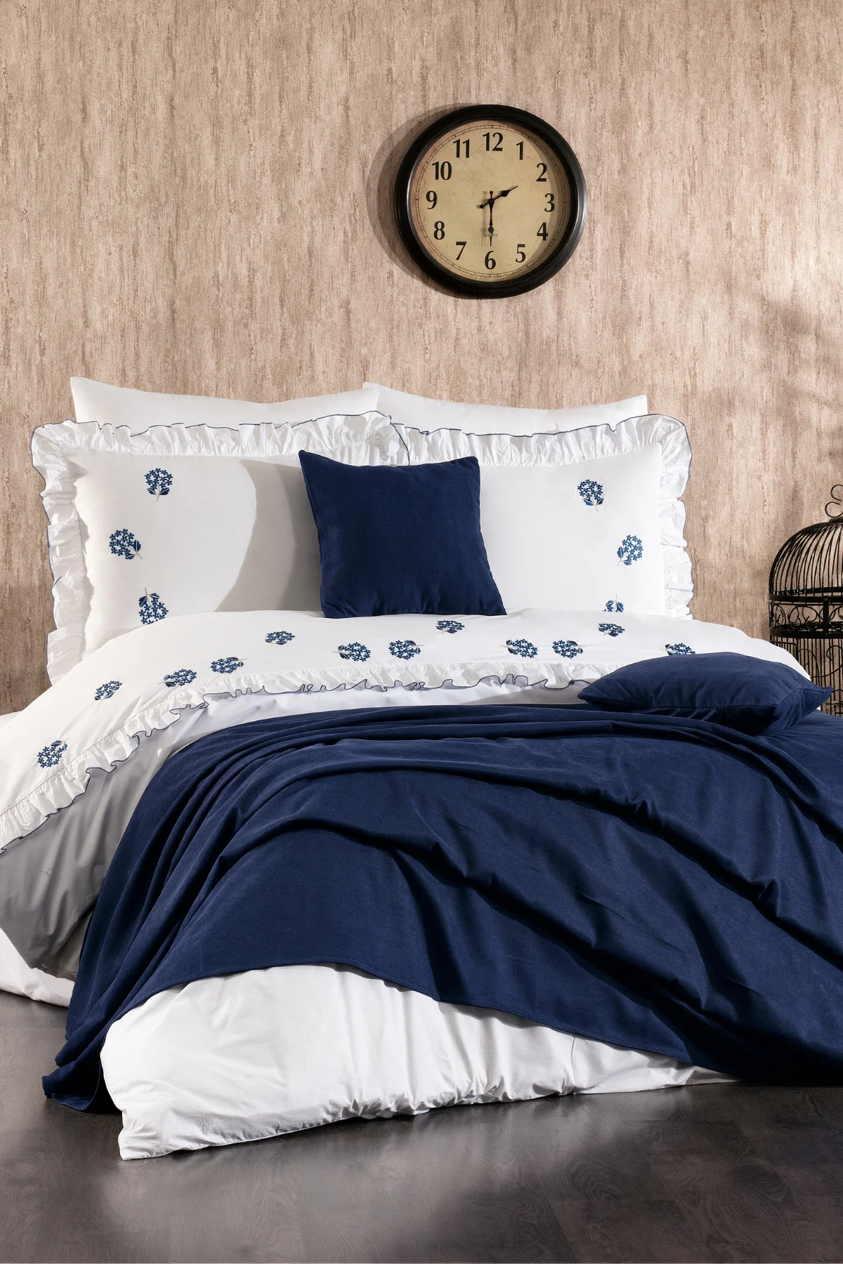 Belora %100 Pamuk Tomurcuklu Çiçek Nakışlı, Fırfırlı, Pikeli 9 Parça Çift Kişilik Nevresim Takımı Mavi