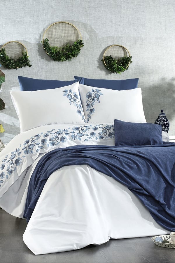 Talya 8 Parça Nakışlı ve Mikropetek Yatak Örtülü Çift Kişilik Mavi Nevresim Takımı