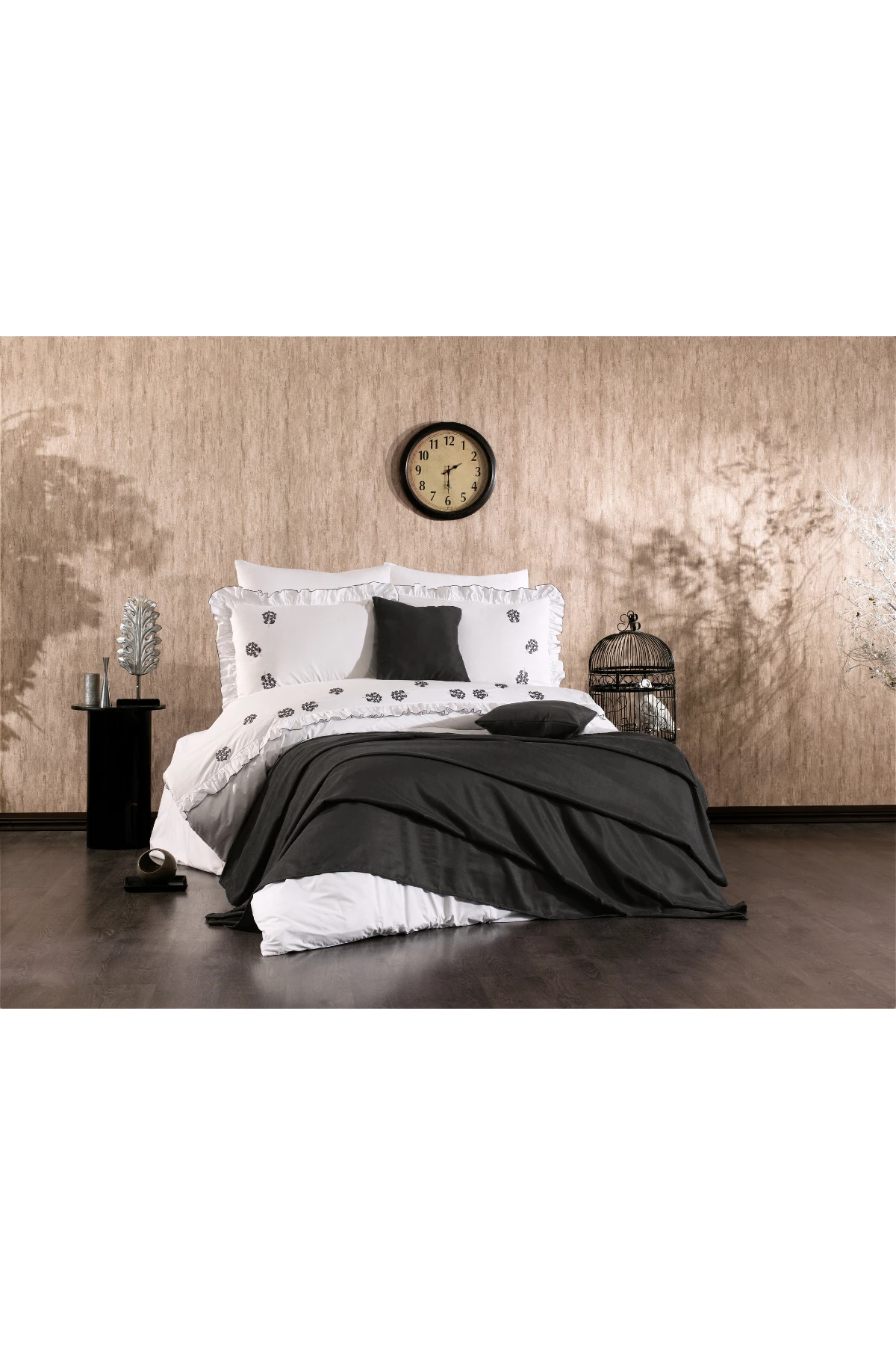 Belora %100 Pamuk Tomurcuklu Çiçek Nakışlı, Fırfırlı, Pikeli 9 Parça Çift Kişilik Nevresim Takımı Antrasit