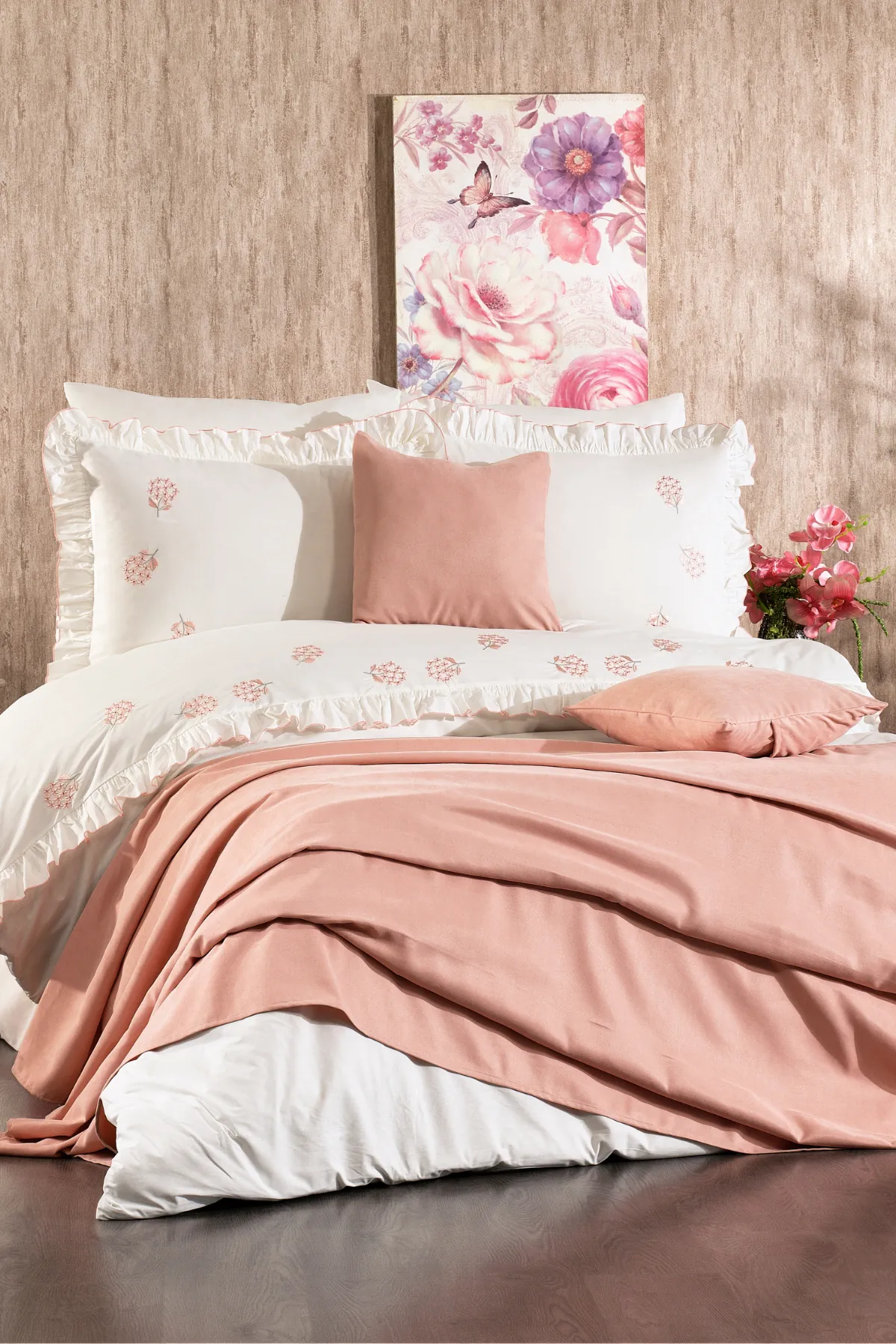 Belora %100 Pamuk Tomurcuklu Çiçek Nakışlı, Fırfırlı, Pikeli 9 Parça Çift Kişilik Nevresim Takımı Pudra