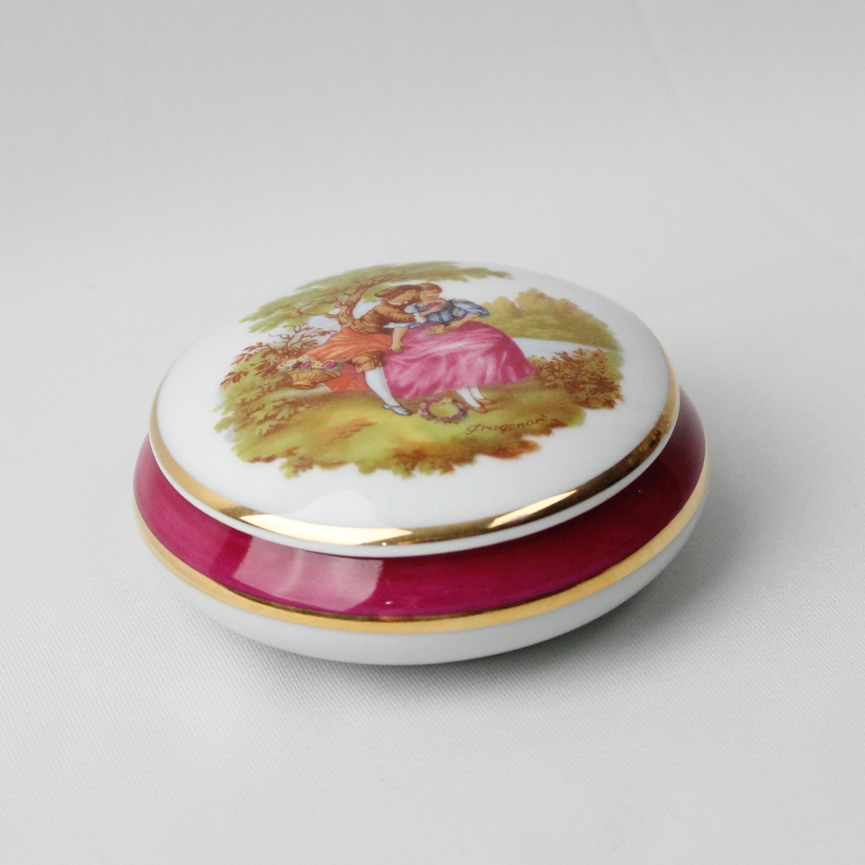 Limoges Marka Fragonard Desenli Gerçek Altın İşlemeli Antika Bonboniyer