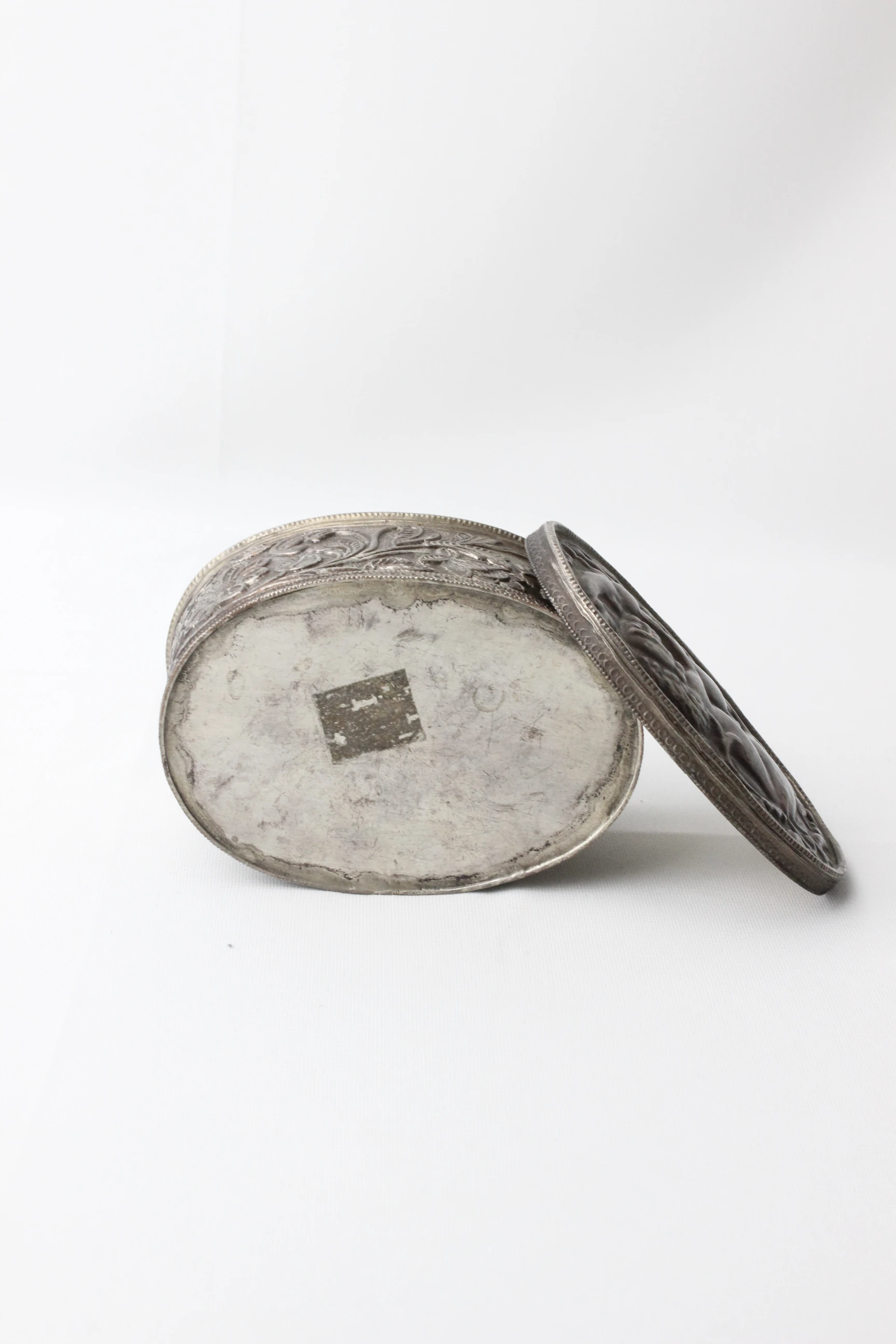 Av Sahnesi Tasvirli Bakır Üzeri Gümüş Kaplama Eski Mücevher Kutusu 