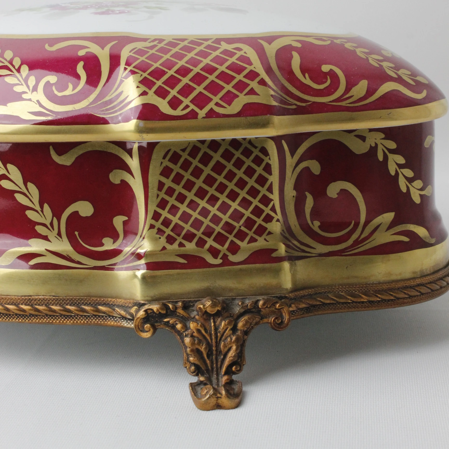 Limoges France Dev Boy Çiçek Motifli El Boyama Porselen Kutu 