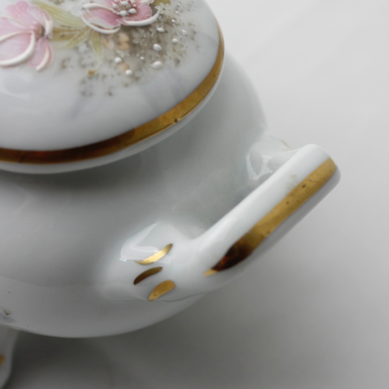 Limoges Marka Nadir Formda Mineli Ve Çiçek Motifli Bonbonier