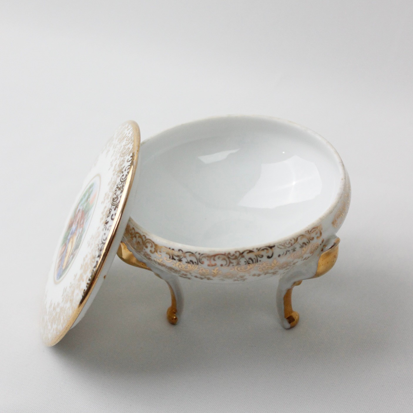 Limoges France Marka Fragonard Desenli Üç Ayaklı Antika Bonboniyer 
