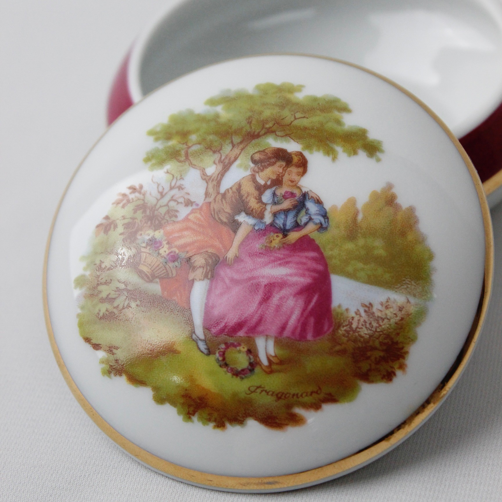 Limoges Marka Fragonard Desenli Gerçek Altın İşlemeli Antika Bonboniyer