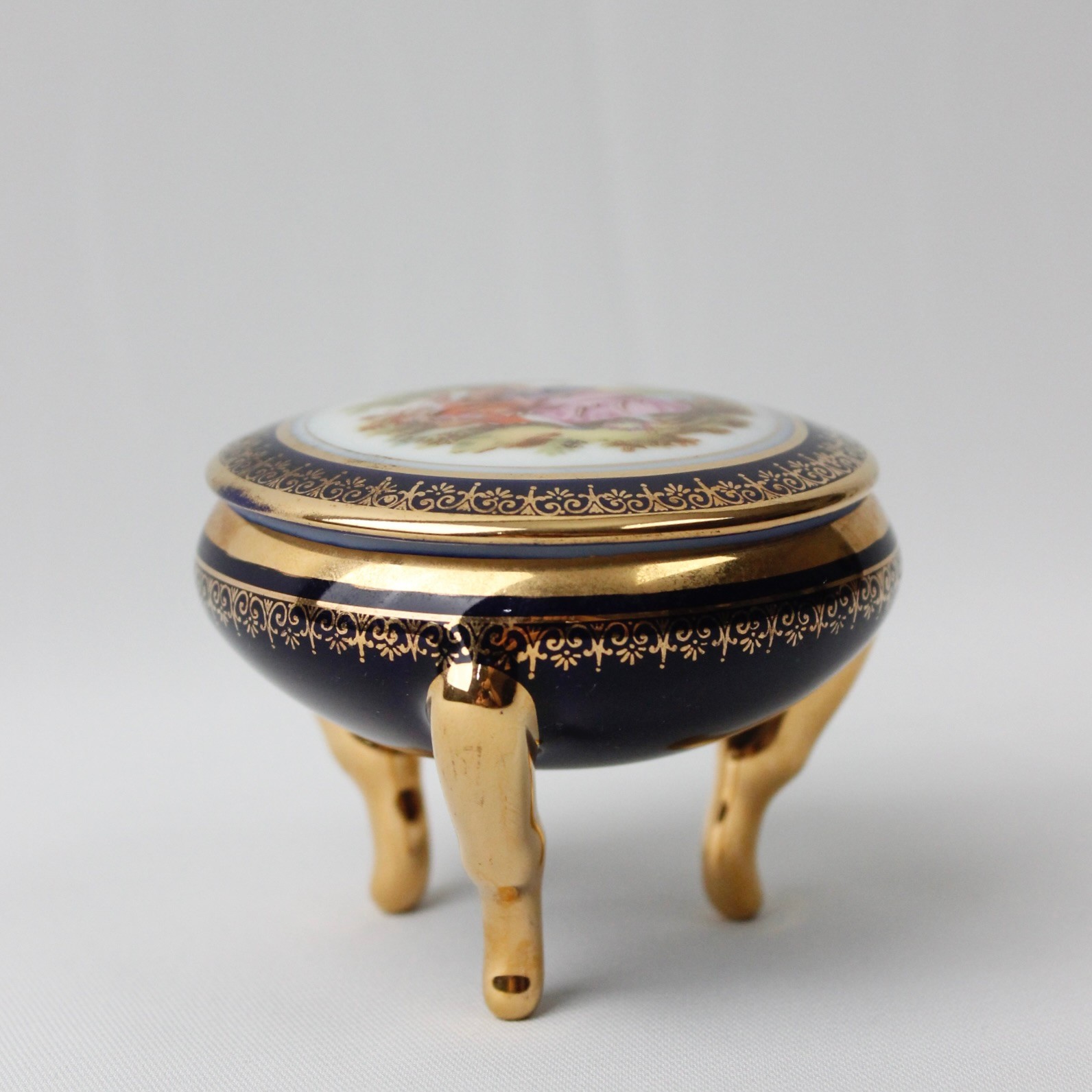 Limoges France Marka Kobalt 3 Ayaklı Fragonard Desenli Antika Bonboniyer 