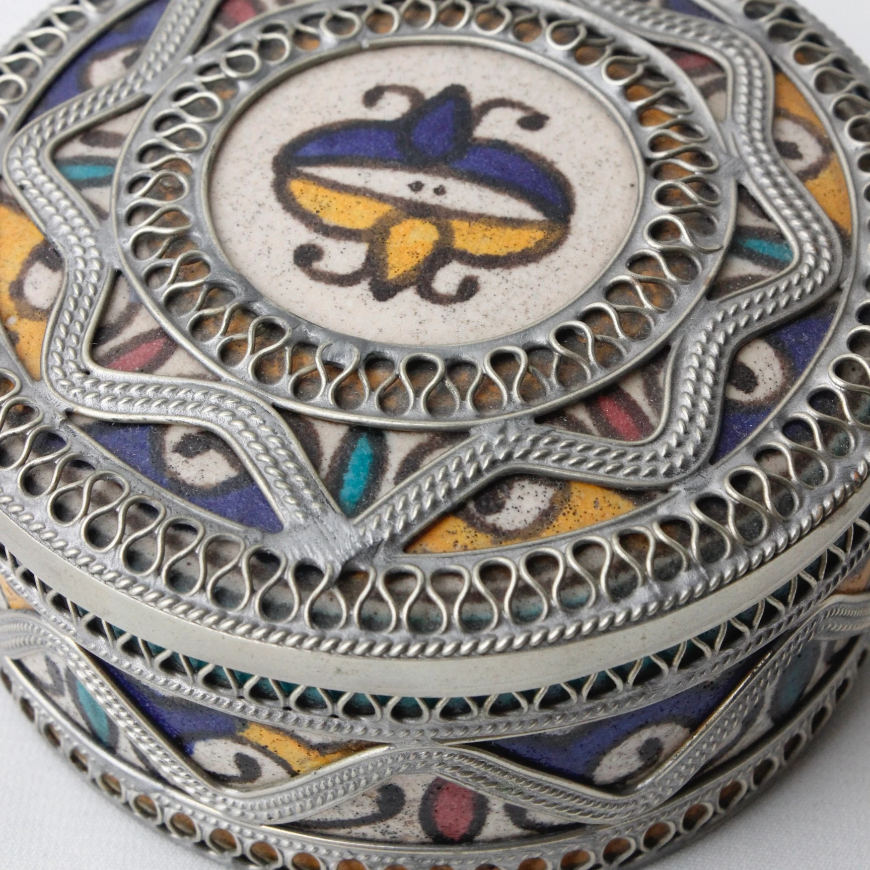 Sanatçı İmzalı El Boyama Metal Kafesli Seramik Fas Mücevher Kutusu