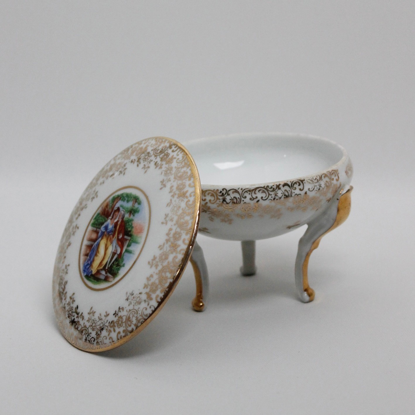Limoges France Marka Fragonard Desenli Üç Ayaklı Antika Bonboniyer 