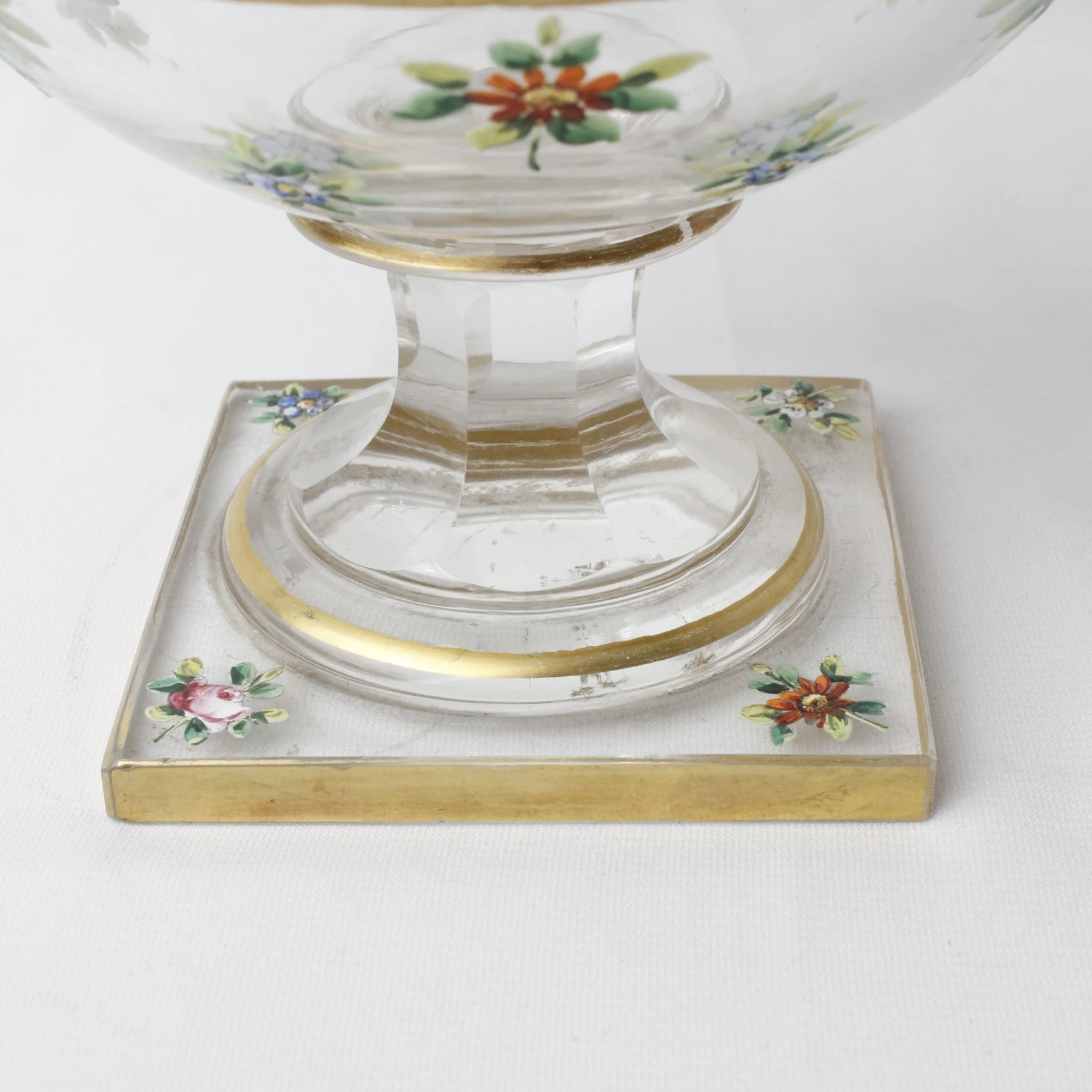Kusursuz  Pedestal Ayaklı El Boyama Altın Varaklı Çiçek Motifli Cam Şekerlik 