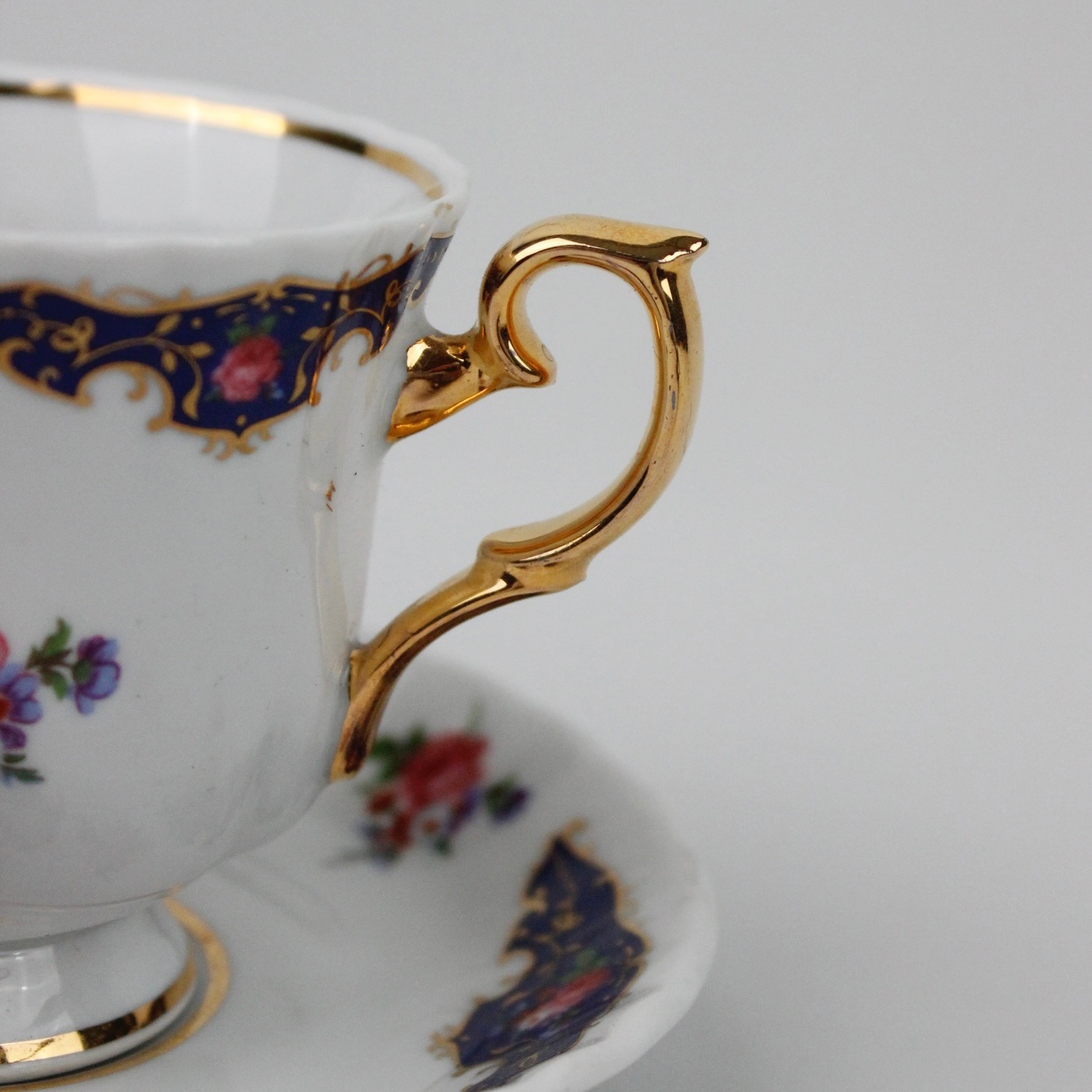 Limoges Marka Çiçek Motifli Antika Kahve Fincanı 