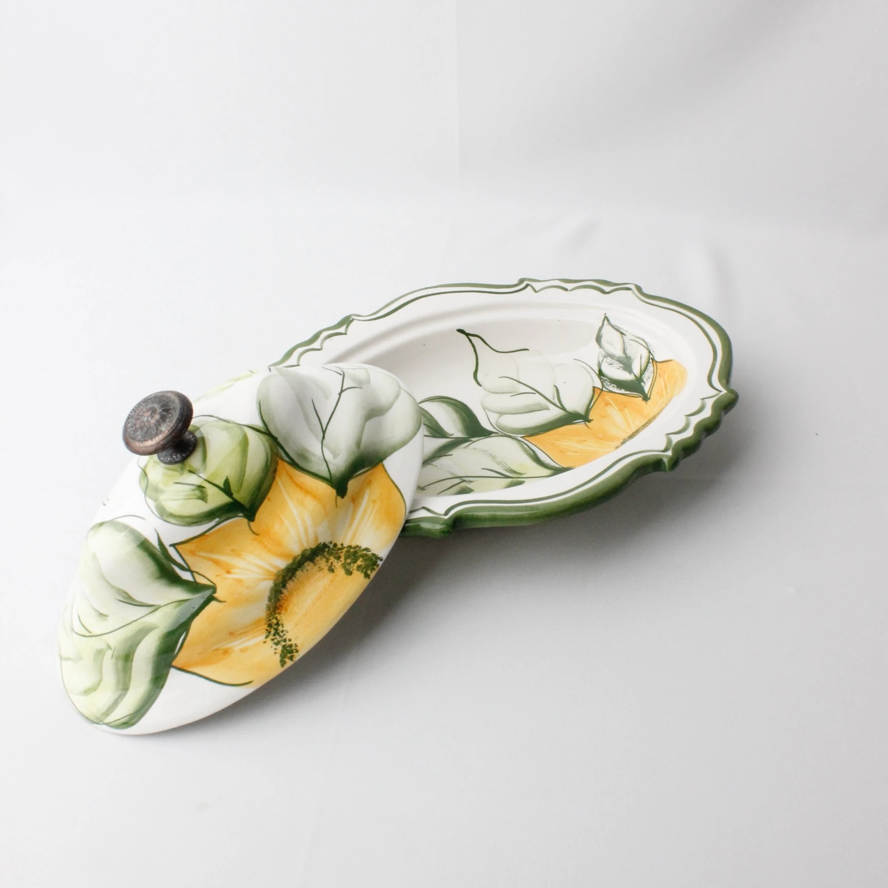 El Boyama Bronz Tutamaçlı Çiçek Motifli Seramik Tereyağlık 