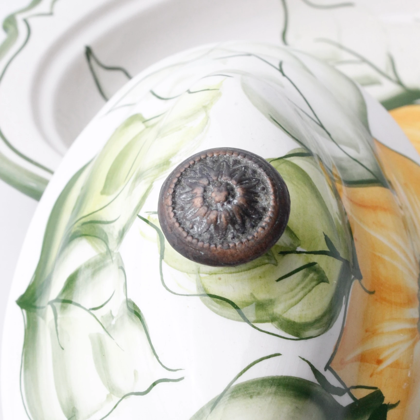 El Boyama Bronz Tutamaçlı Çiçek Motifli Seramik Tereyağlık 