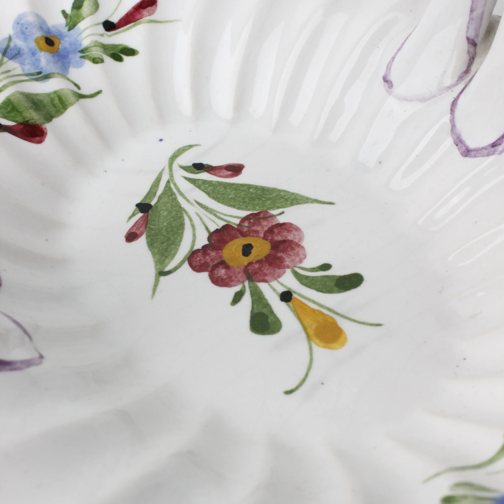 Portugal Damgalı El Boyama Çiçek Motifli Seramik Sepet 