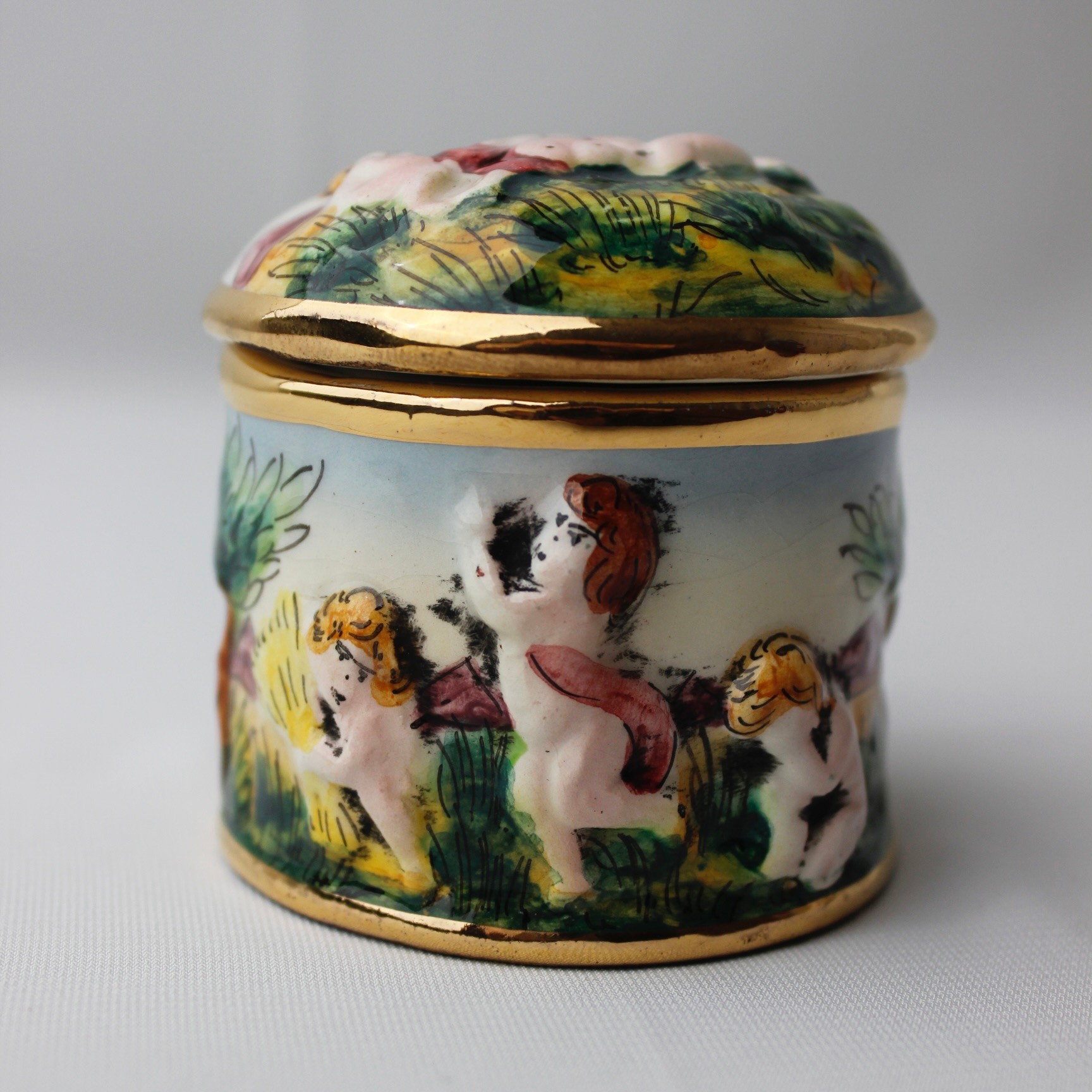 Capodimonte İtalyan 1886 Antika Kabartmalı Porselen Kutu