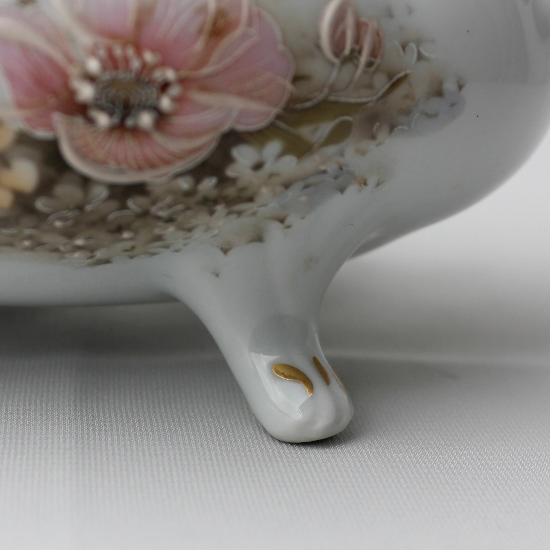 Limoges Marka Nadir Formda Mineli Ve Çiçek Motifli Bonbonier