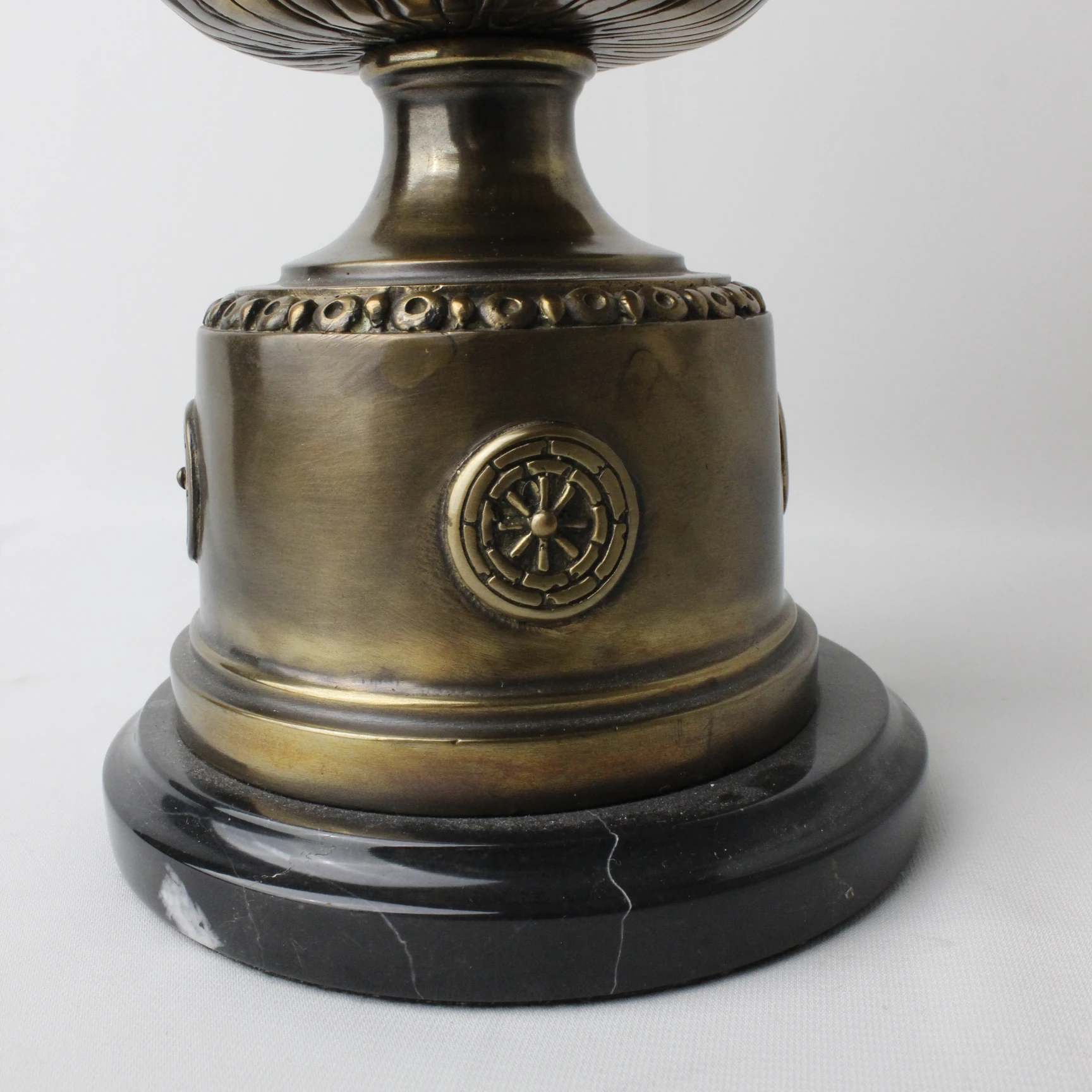 Bronz Malzemeden Mermer Kaideli Üç Kollu Kusursuz Şamdan 