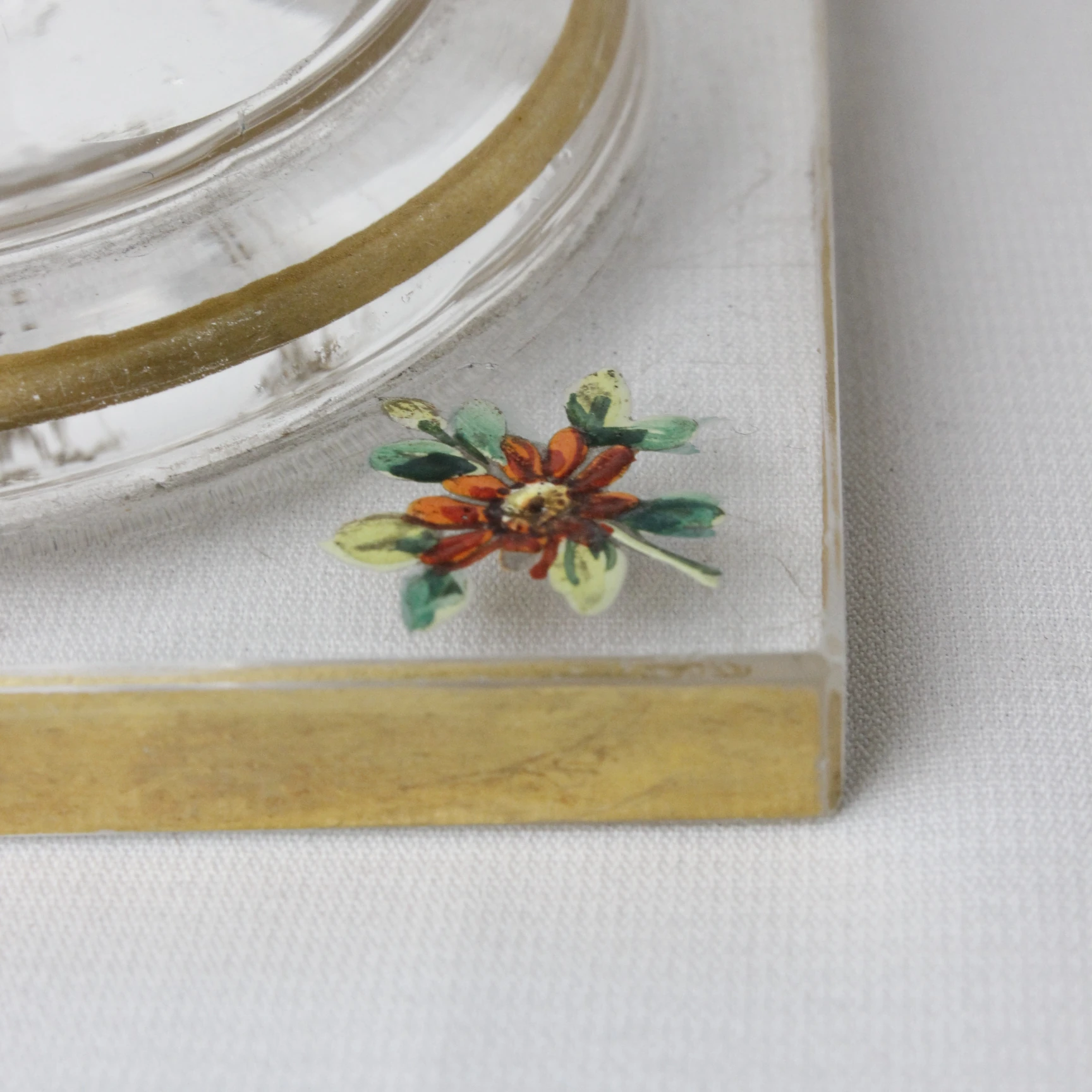 Kusursuz  Pedestal Ayaklı El Boyama Altın Varaklı Çiçek Motifli Cam Şekerlik 