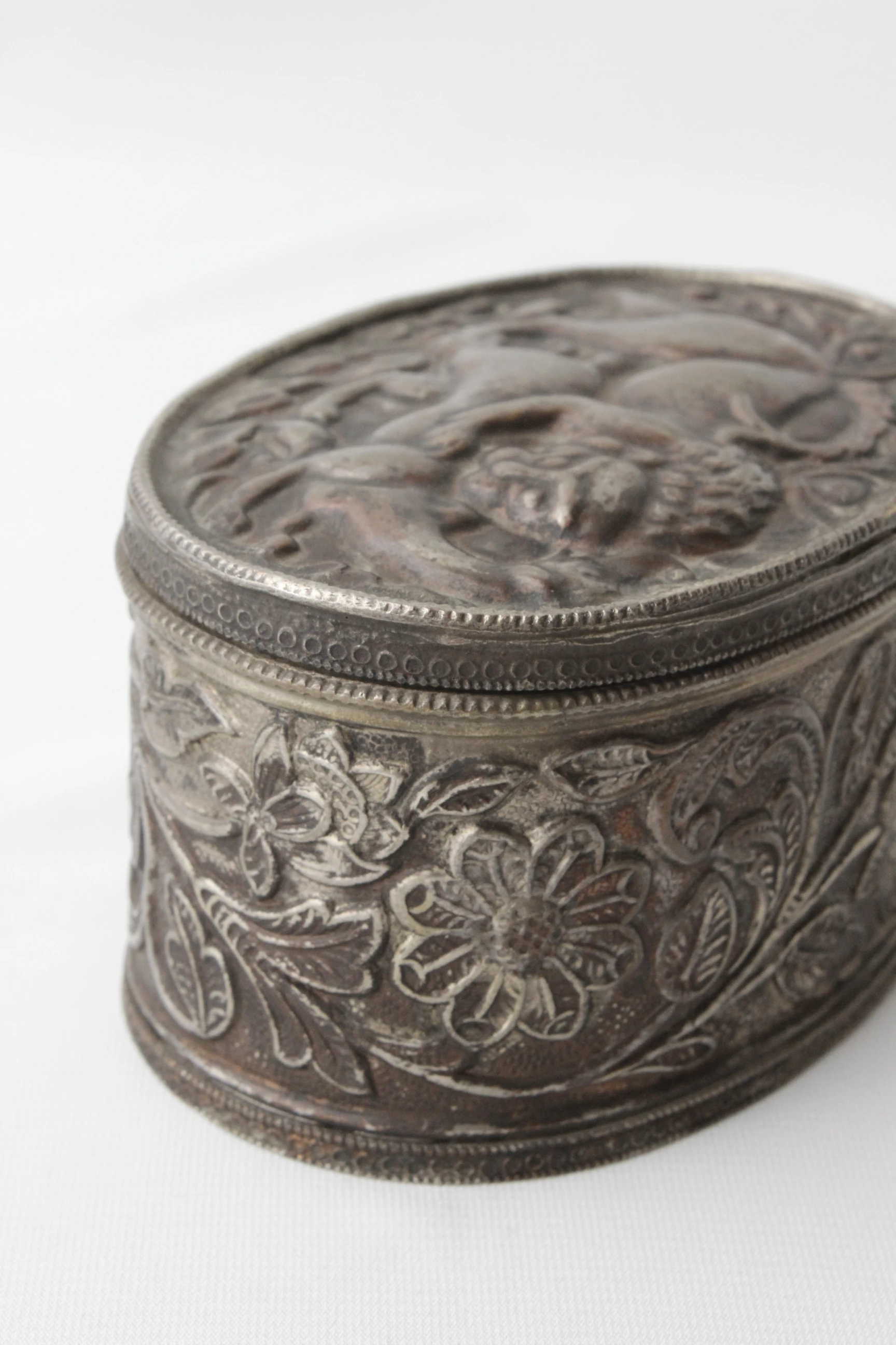 Av Sahnesi Tasvirli Bakır Üzeri Gümüş Kaplama Eski Mücevher Kutusu 