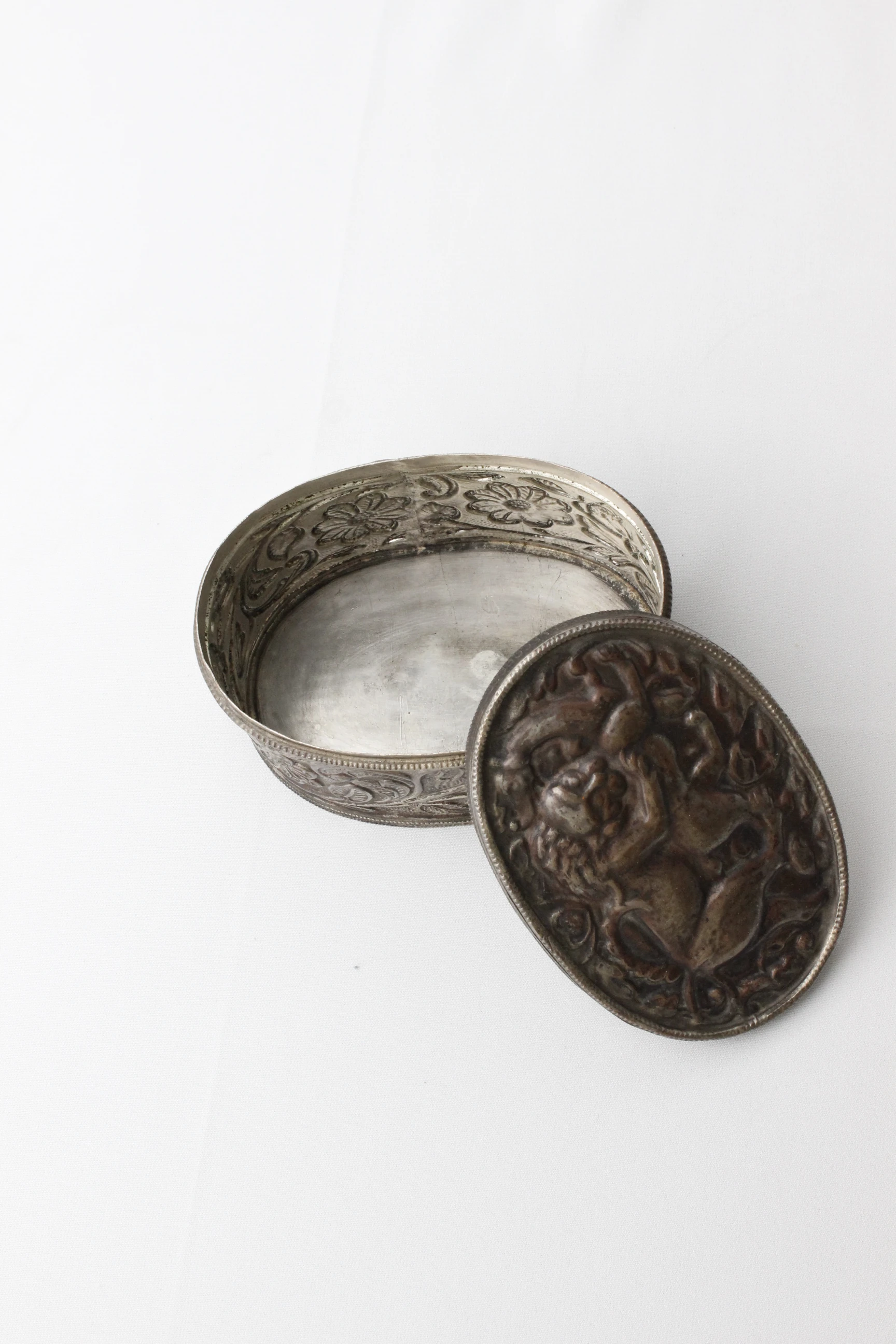 Av Sahnesi Tasvirli Bakır Üzeri Gümüş Kaplama Eski Mücevher Kutusu 