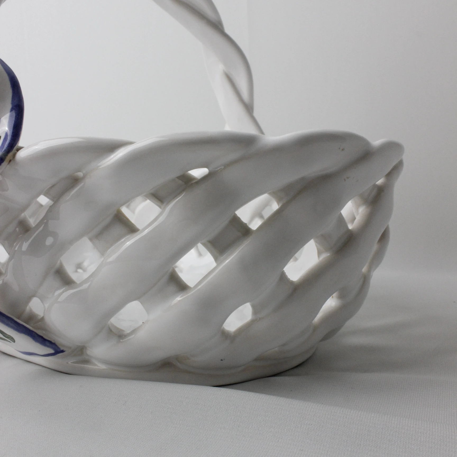 Portugal Damgalı Büyük Boy Fiyonk Detaylı Porselen Sepet