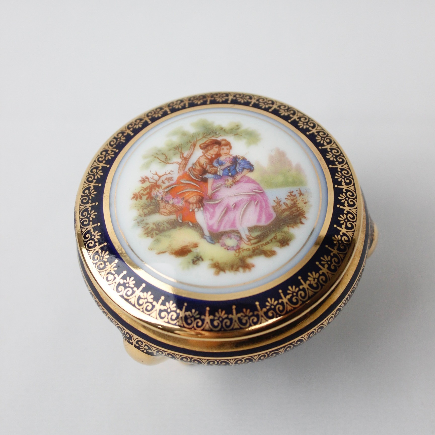 Limoges France Marka Kobalt 3 Ayaklı Fragonard Desenli Antika Bonboniyer 