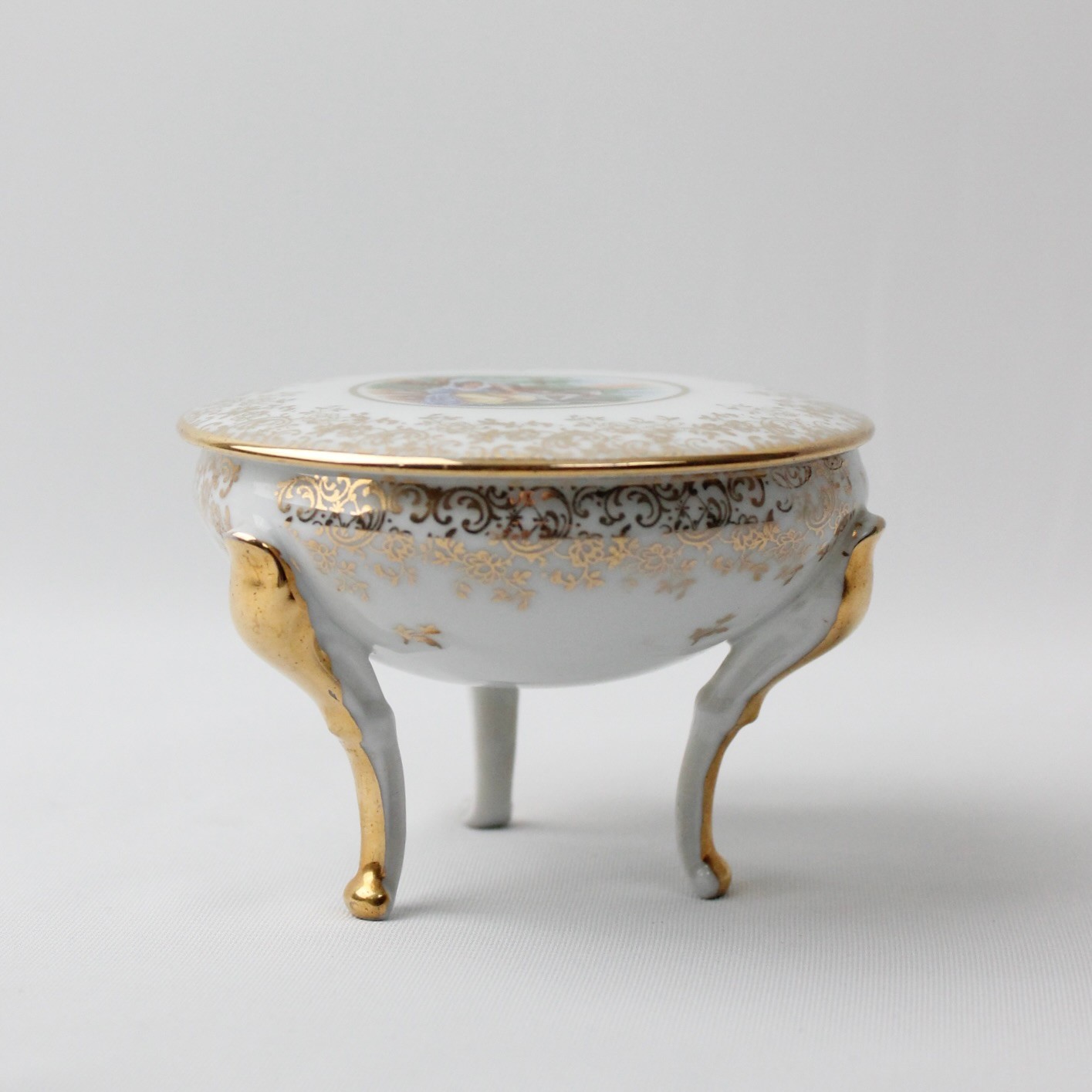 Limoges France Marka Fragonard Desenli Üç Ayaklı Antika Bonboniyer 