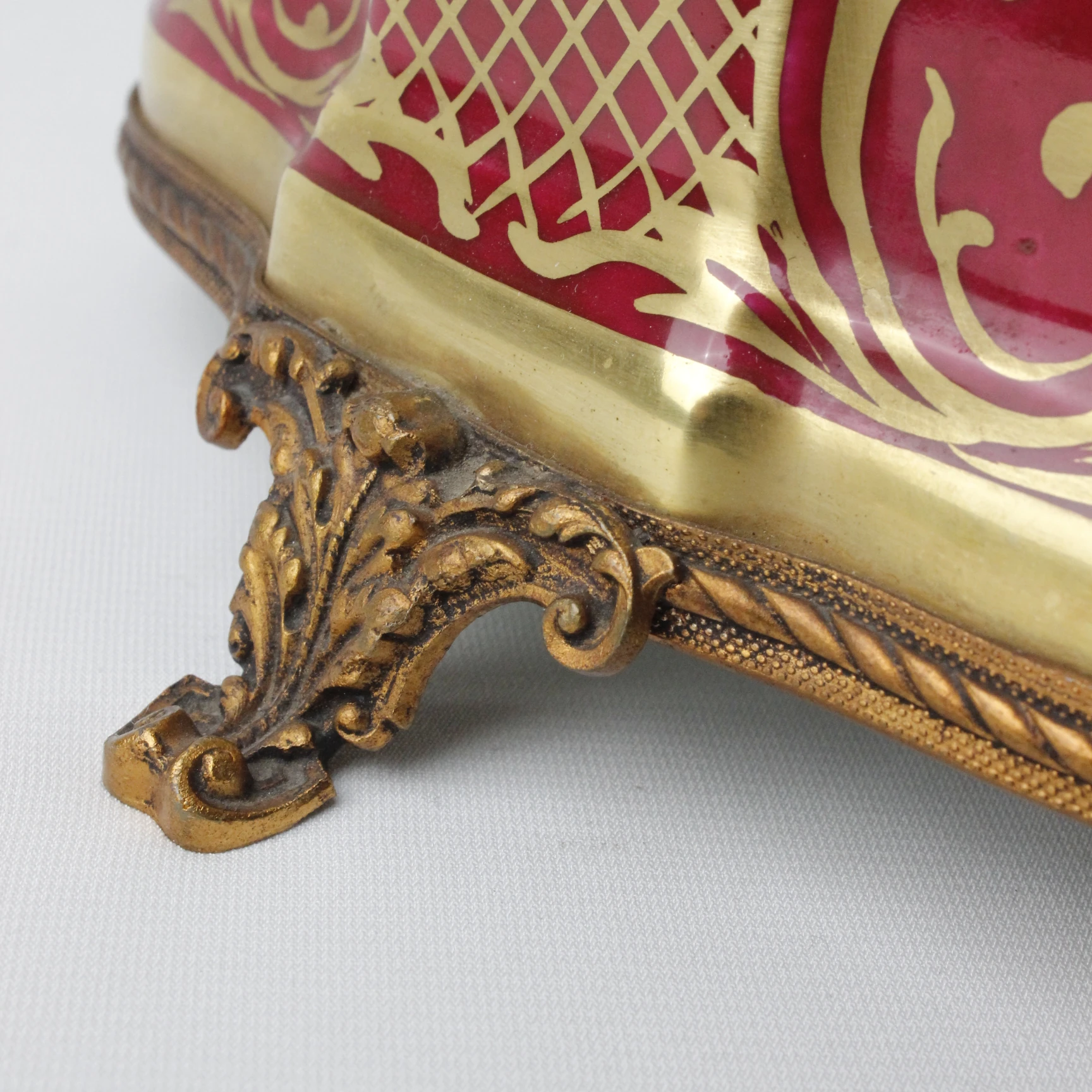 Limoges France Dev Boy Çiçek Motifli El Boyama Porselen Kutu 