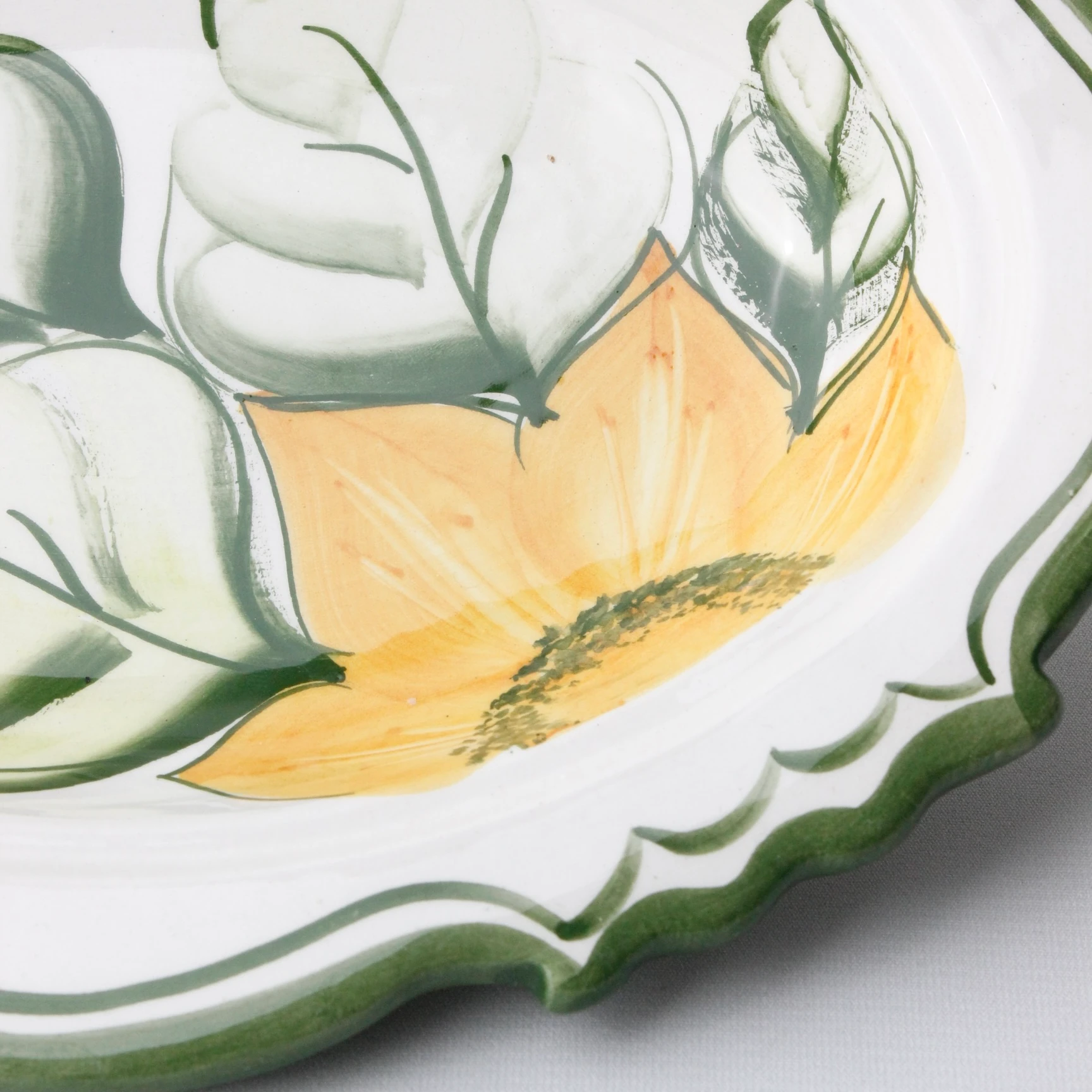 El Boyama Bronz Tutamaçlı Çiçek Motifli Seramik Tereyağlık 