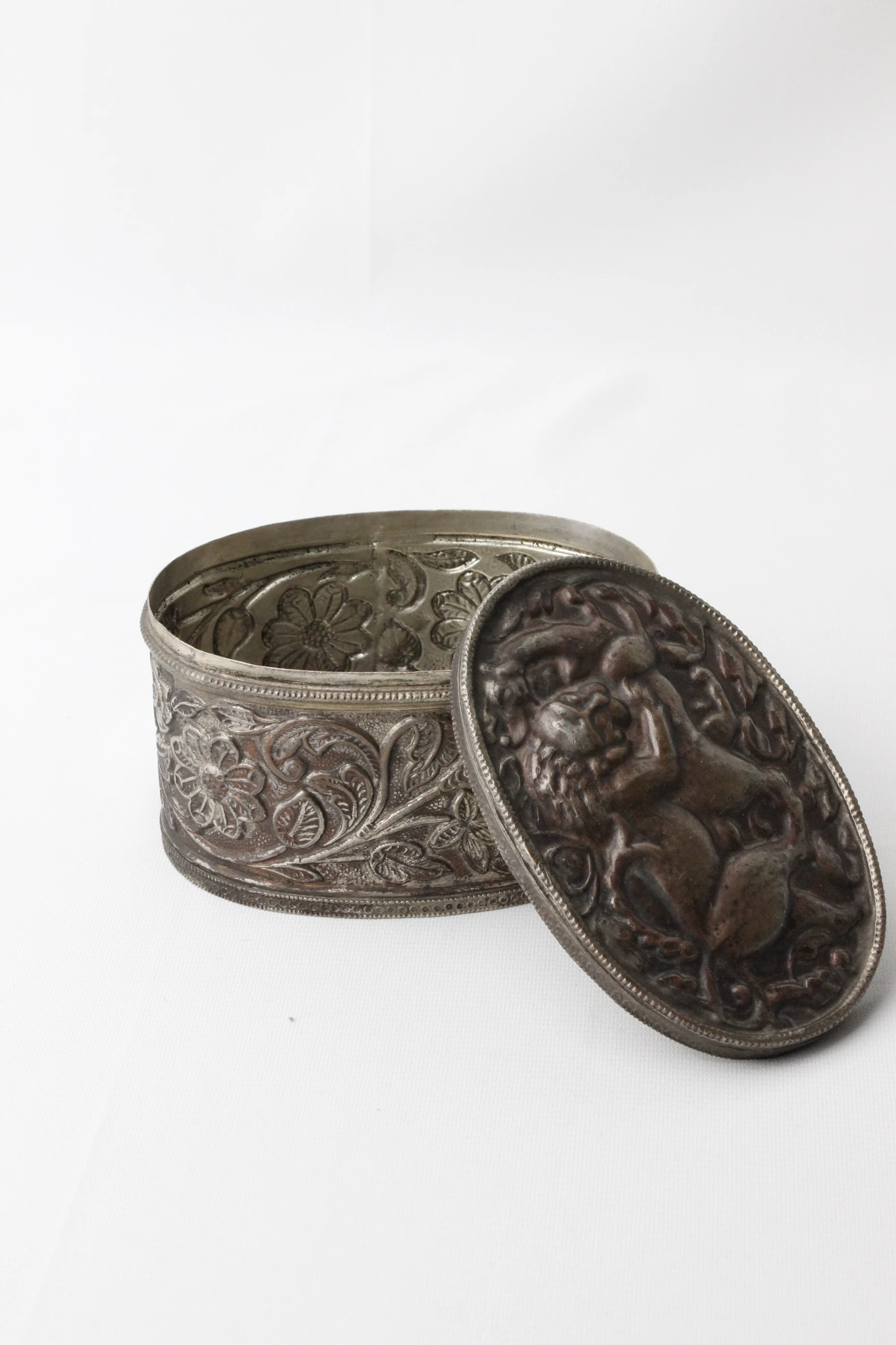 Av Sahnesi Tasvirli Bakır Üzeri Gümüş Kaplama Eski Mücevher Kutusu 