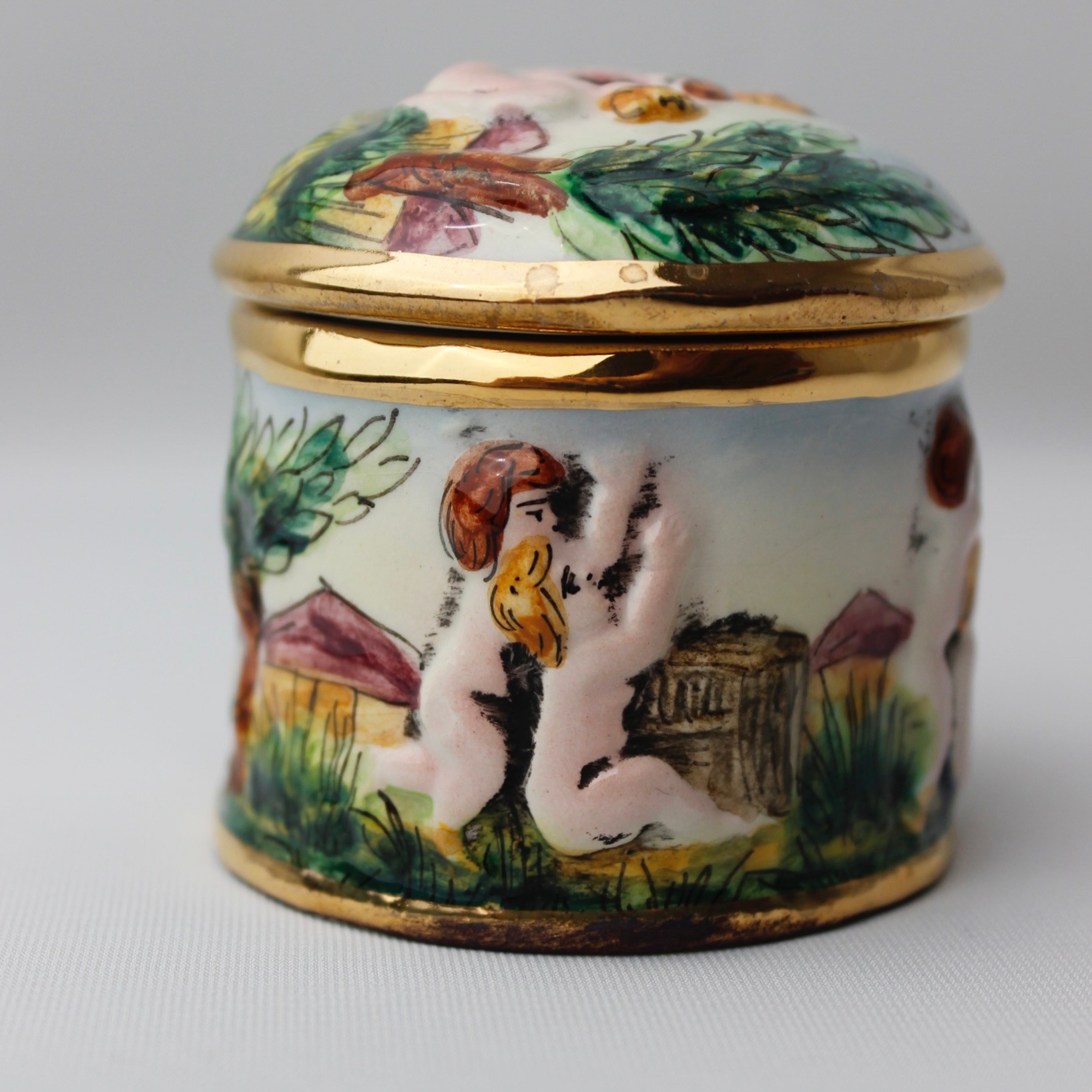 Capodimonte İtalyan 1886 Antika Kabartmalı Porselen Kutu