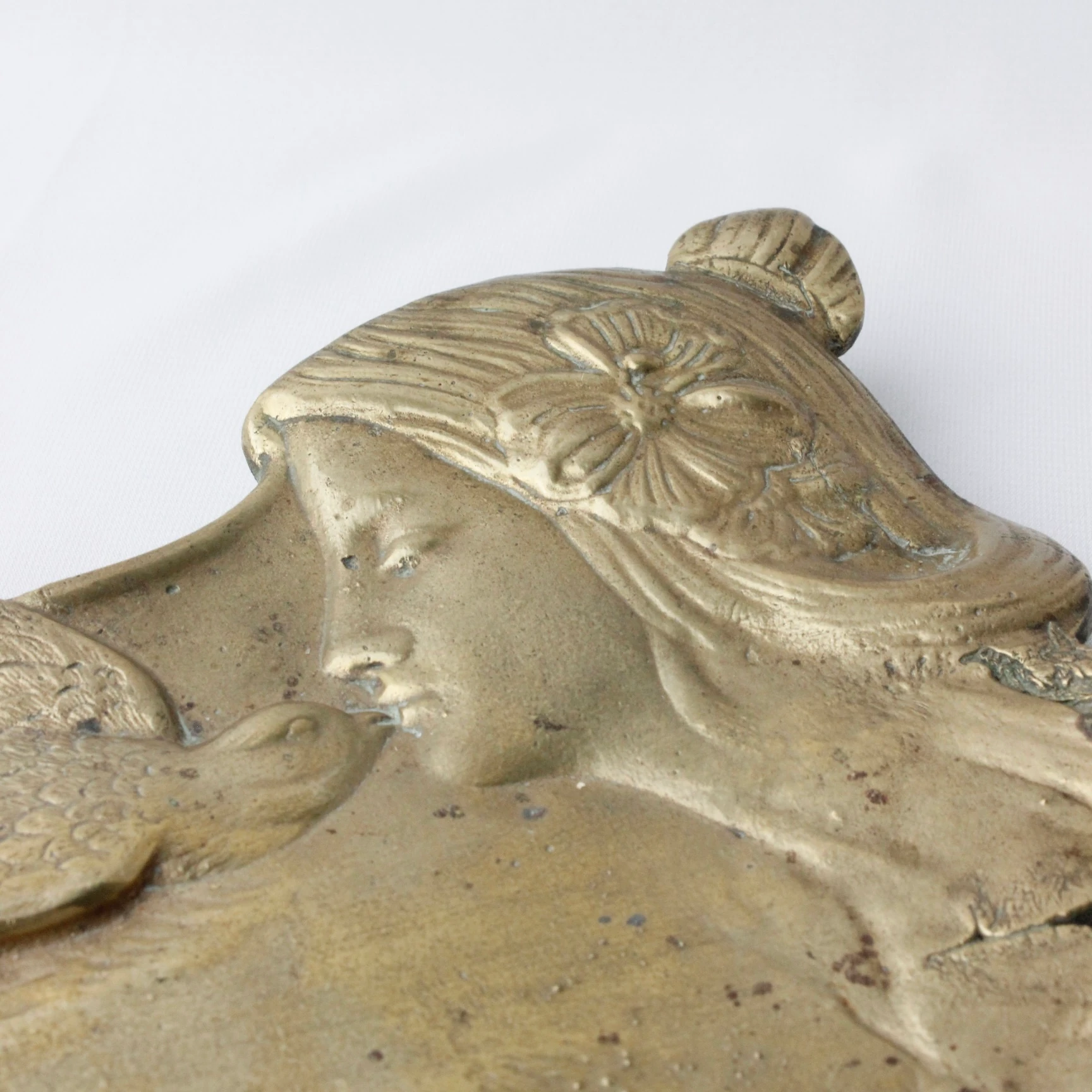 Bronz Malzemeden Kadın ve Kuş Tasviri Dönem Sunumluk 