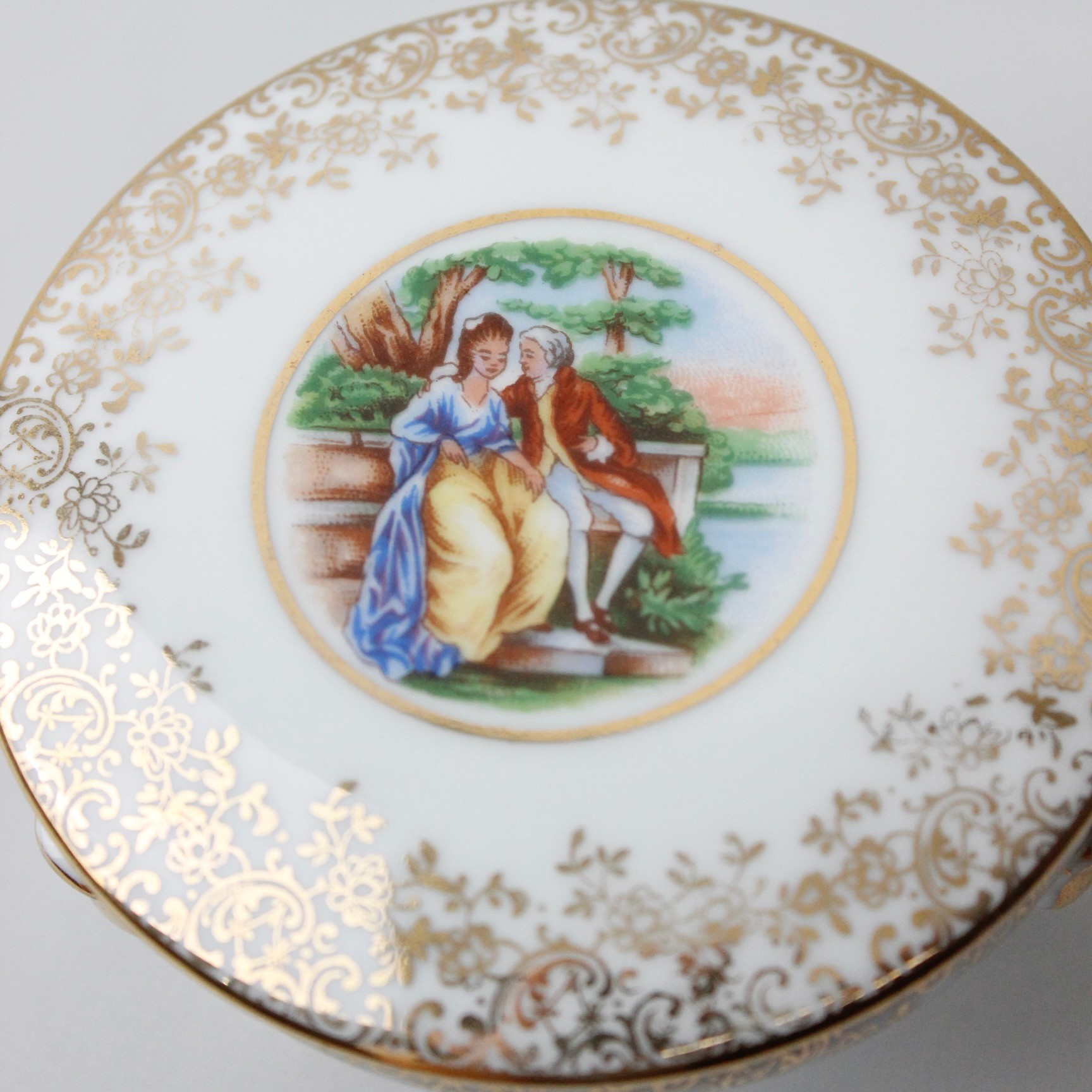 Limoges France Marka Fragonard Desenli Üç Ayaklı Antika Bonboniyer 