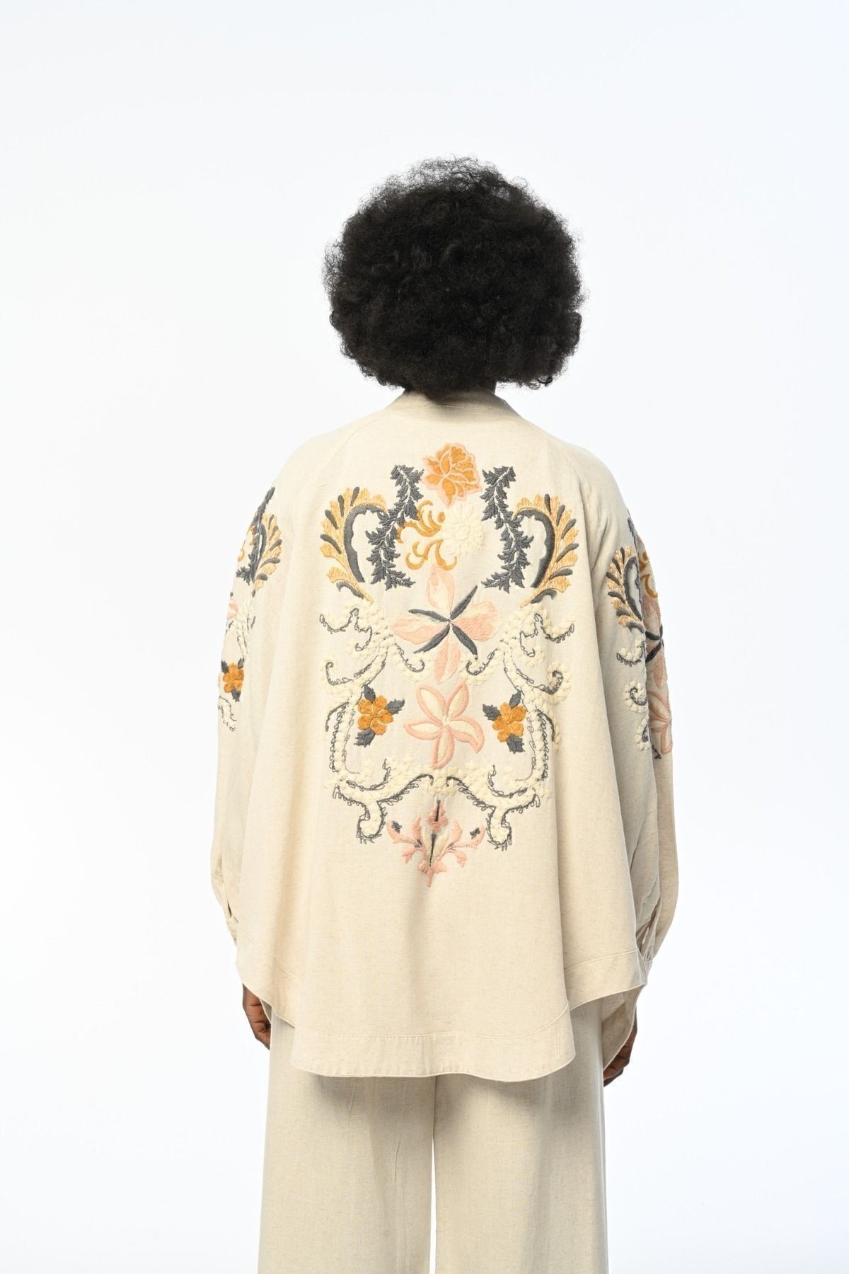 Arkası Ve Kolları Çiçek Nakışlı Kimono Ceket