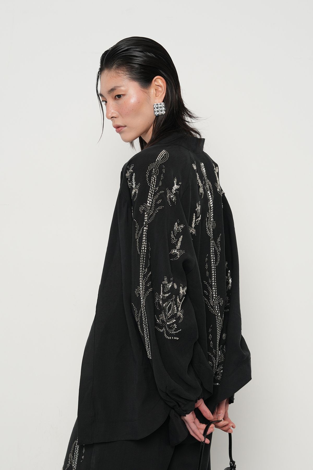 Arkası ve Kolları Taş-Boncuk İşlemeli Oversize Kimono - si̇yah