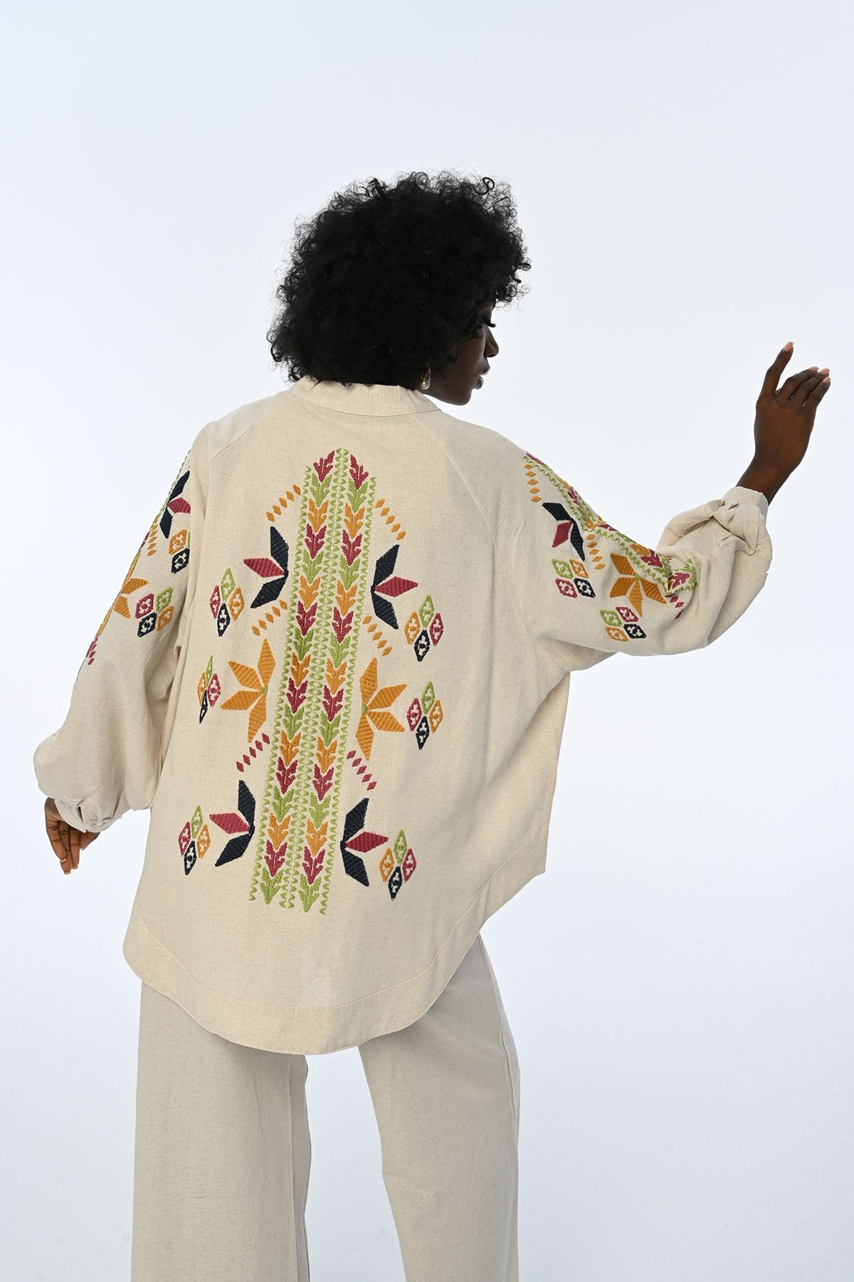 Etnik Desenli Sırtı ve Kolu Nakışlı Kadın Oversize Kesim Kimono