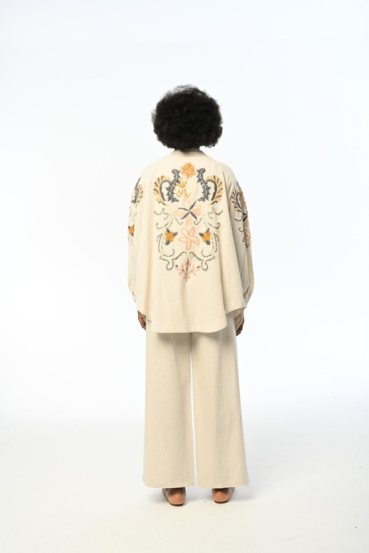 Arkası Ve Kolları Çiçek Nakışlı Kimono Ceket