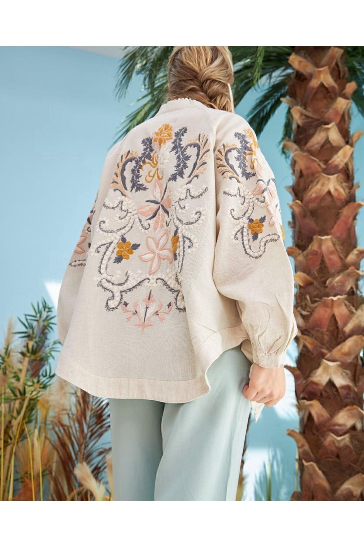 Arkası Ve Kolları Çiçek Nakışlı Kimono Ceket