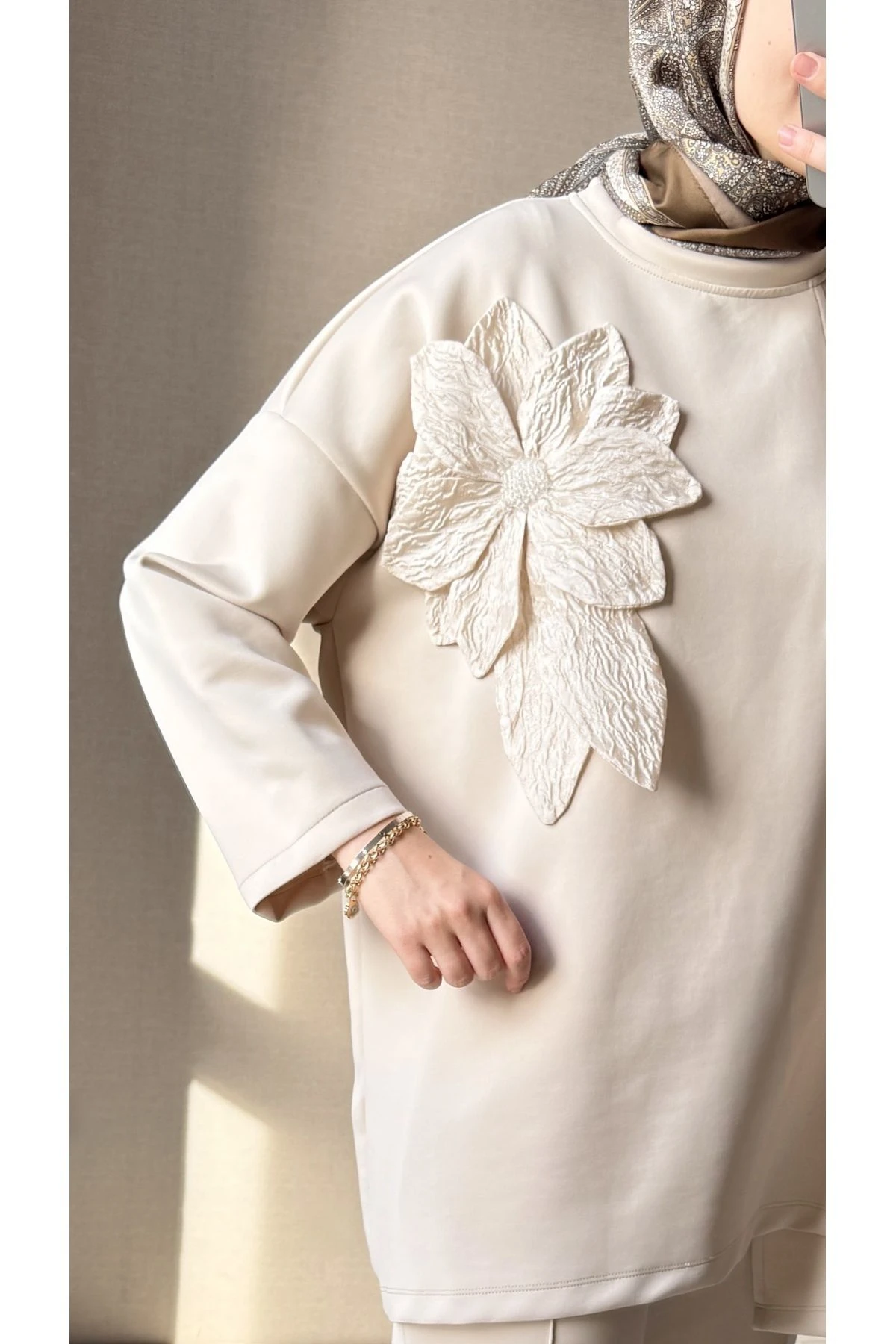 Çiçekli Asimetrik Kesim Scuba Tesettür 2'li Takım Geniş Kalıp - Taş