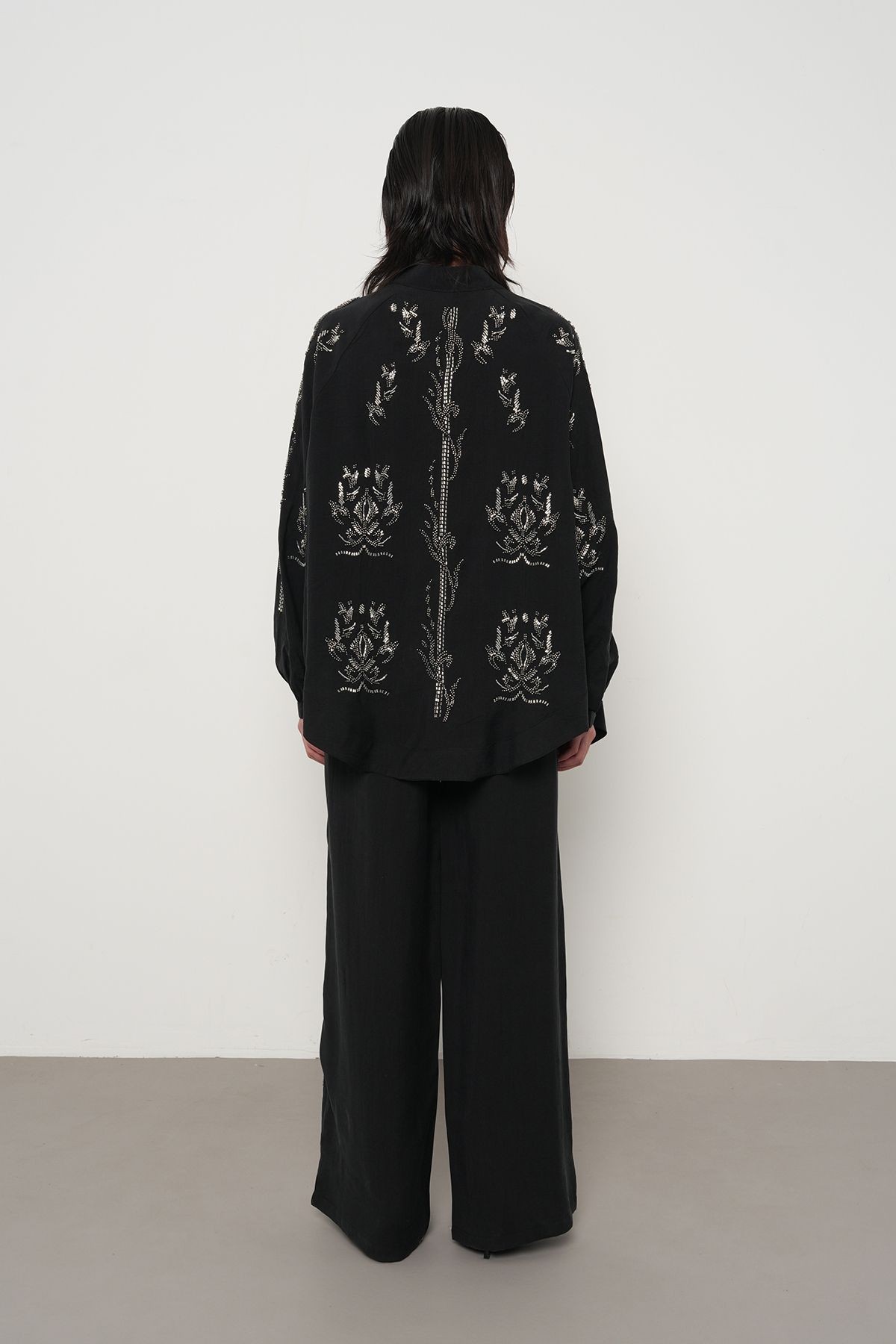 Arkası ve Kolları Taş-Boncuk İşlemeli Oversize Kimono - si̇yah