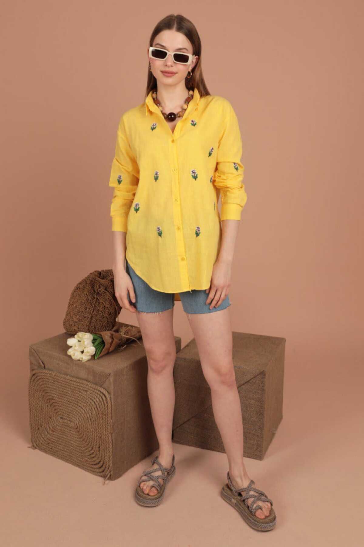 Taşlı Papatya İşlemeli Keten Gömlek