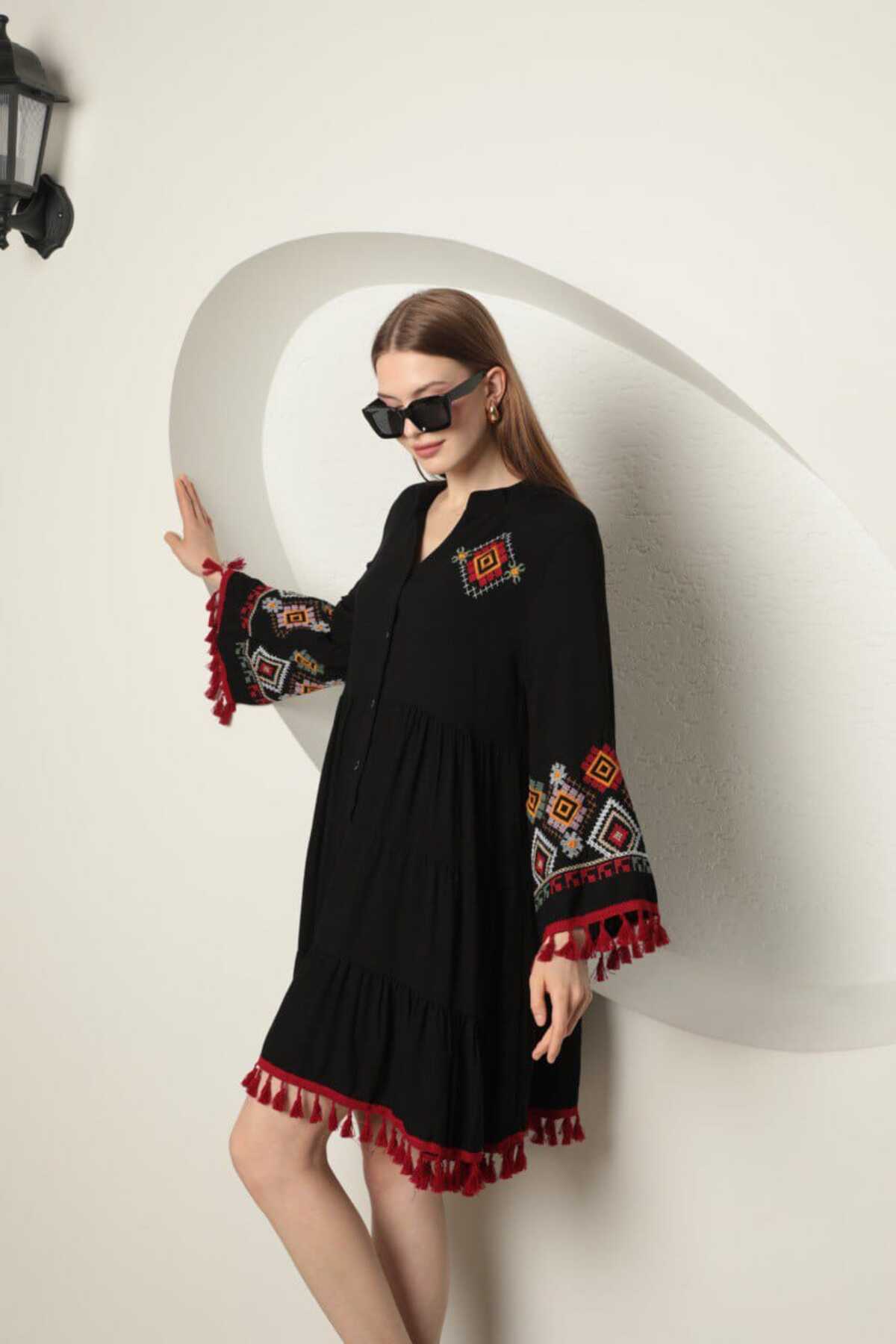 Viskon Kumaş Nakış Detaylı Mini Elbise