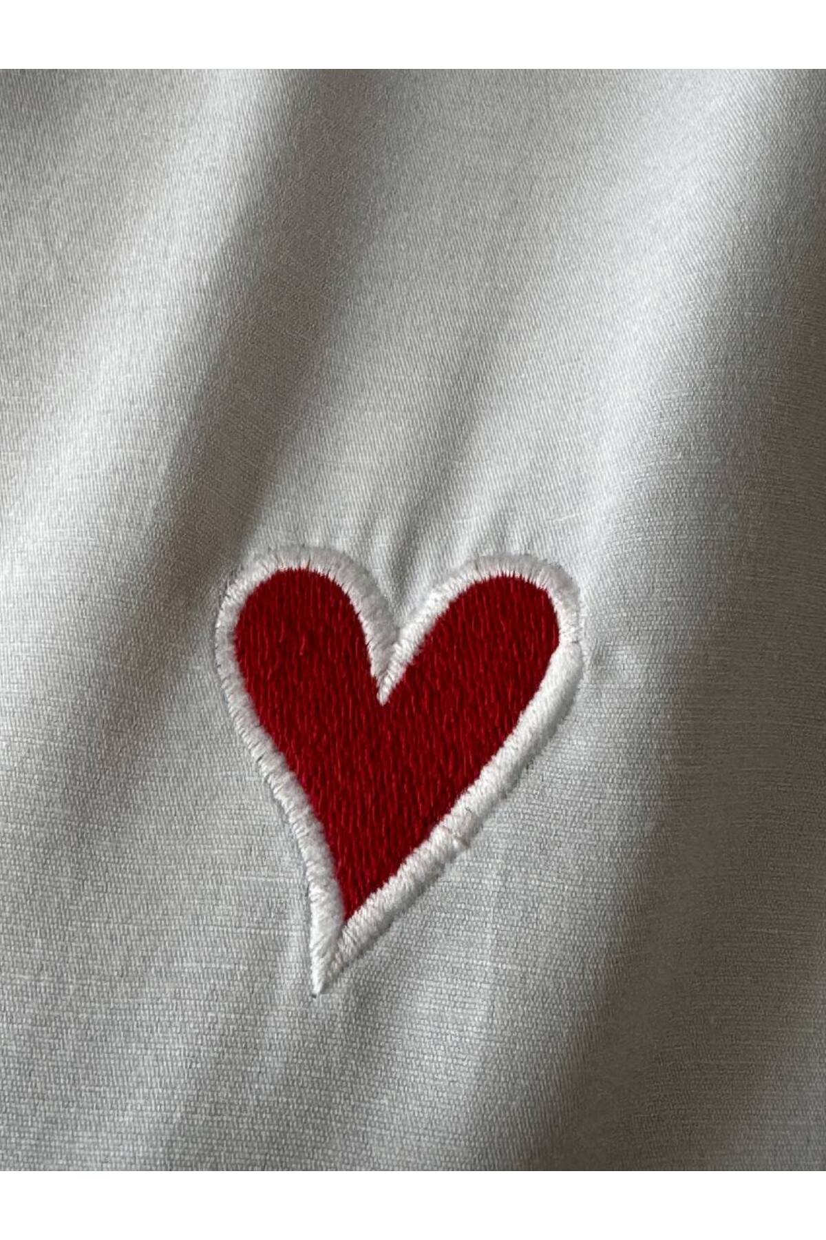 Cepli Kalp İşlemeli Gömlek