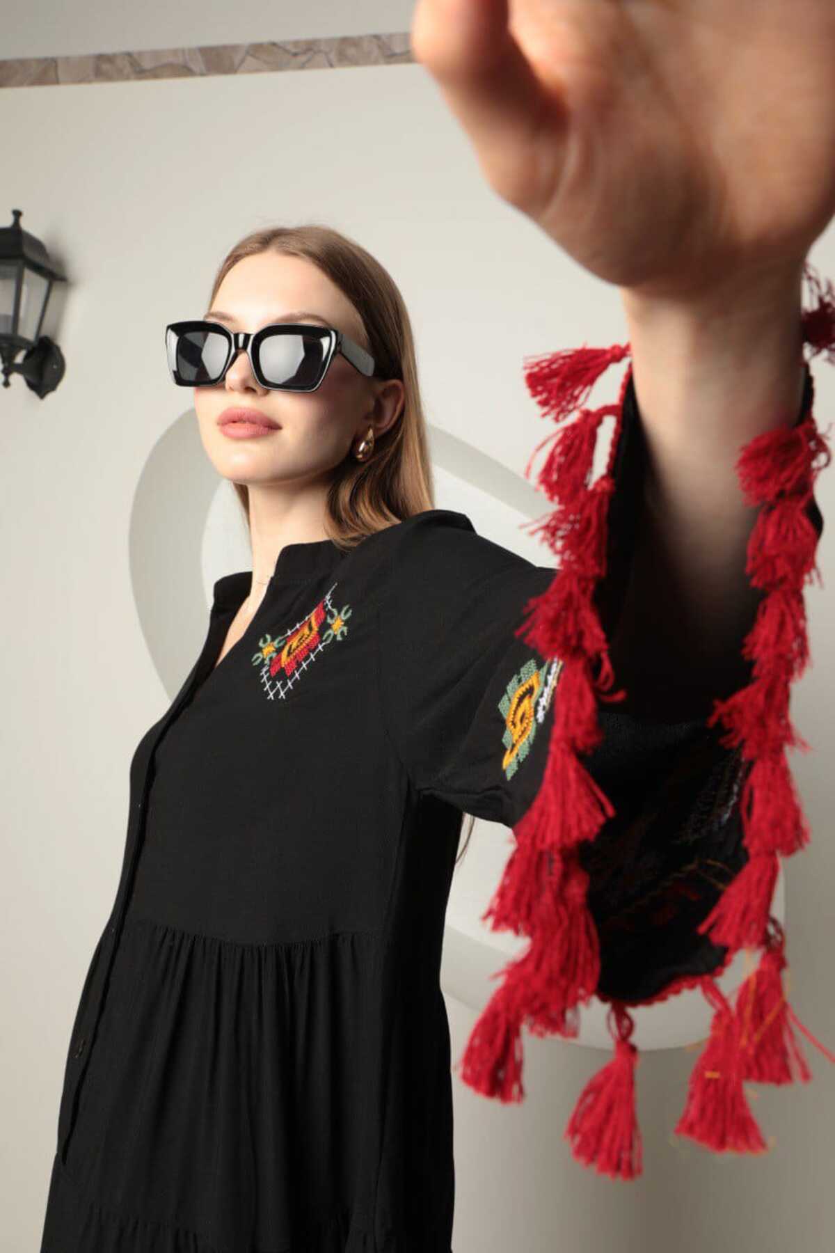 Viskon Kumaş Nakış Detaylı Mini Elbise