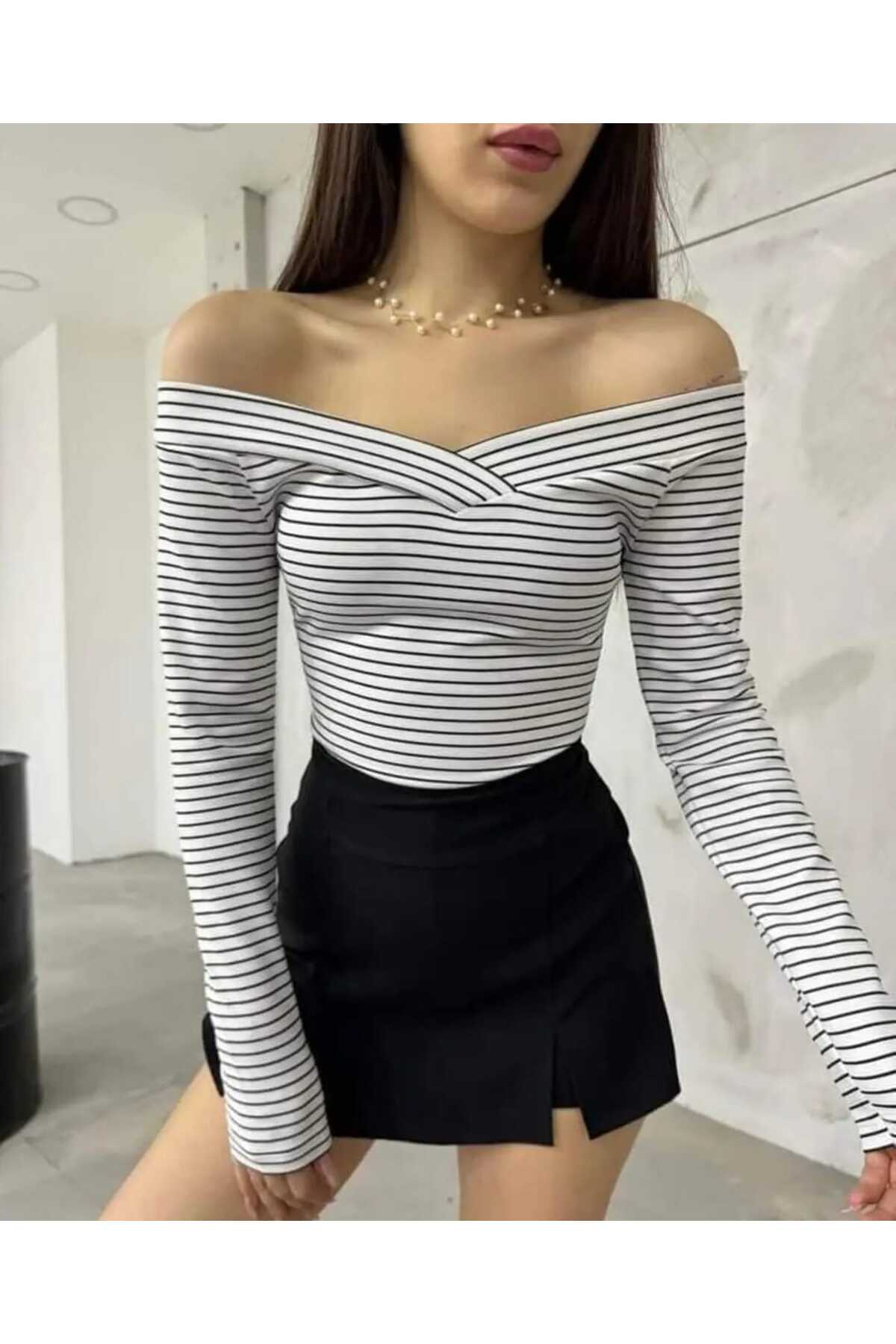 Yatay Çizgili Düşük Yaka Bluz