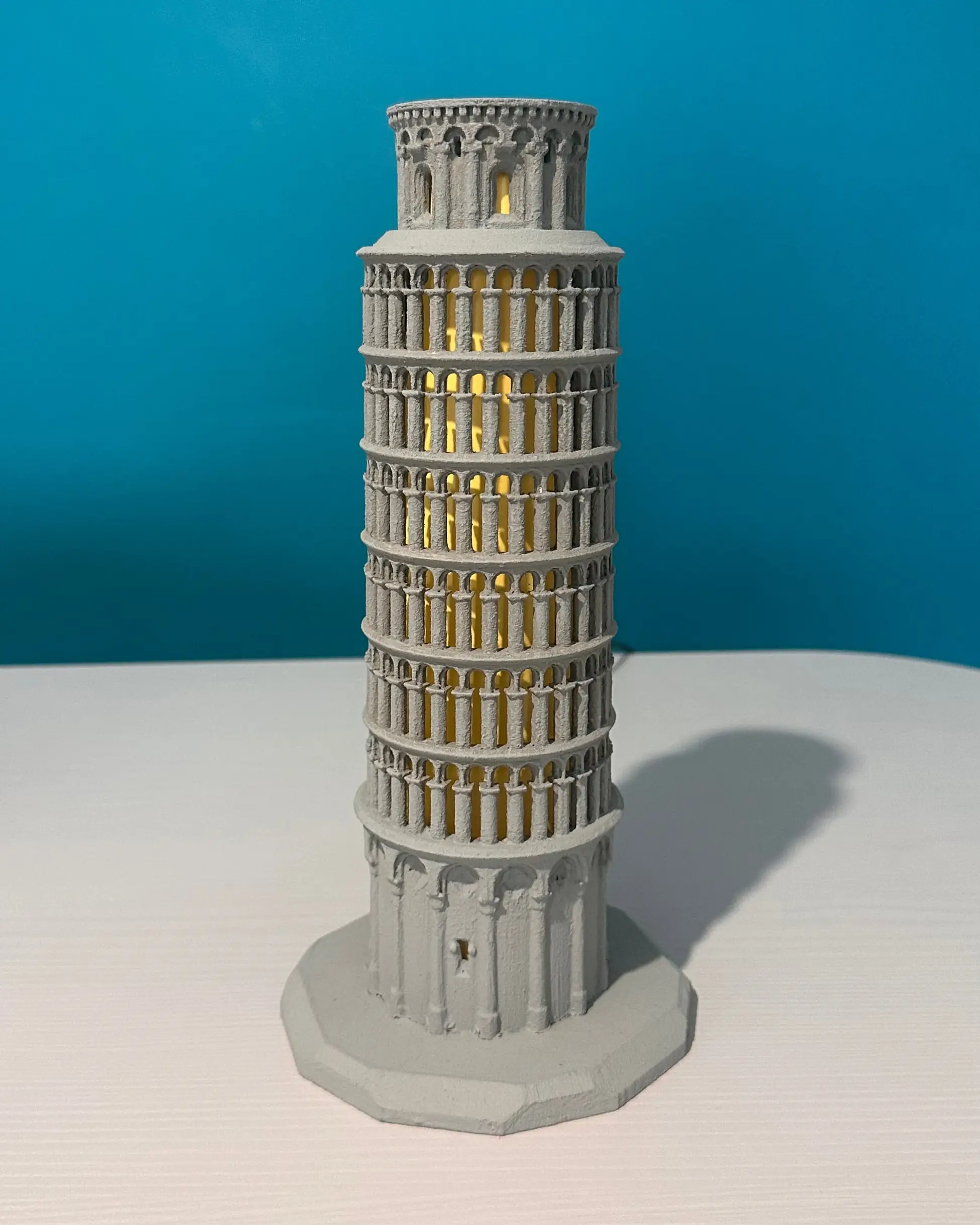 Beton Dokulu Pisa Kulesi LED Masa Lambası – Premium Koleksiyon (25 cm)