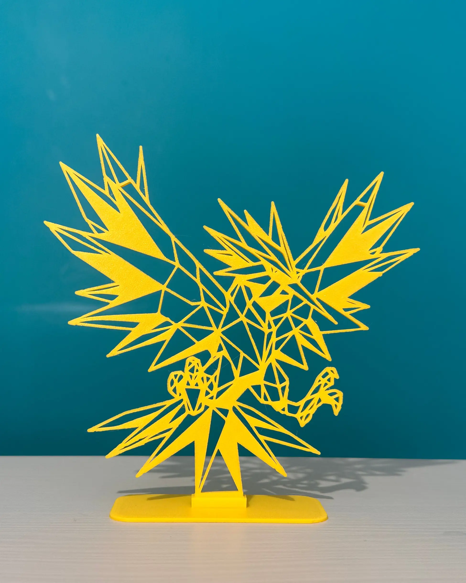 Zapdos’tan İlham Alan Geometrik Kuş Silüeti – Masaüstü & Duvar Dekoru