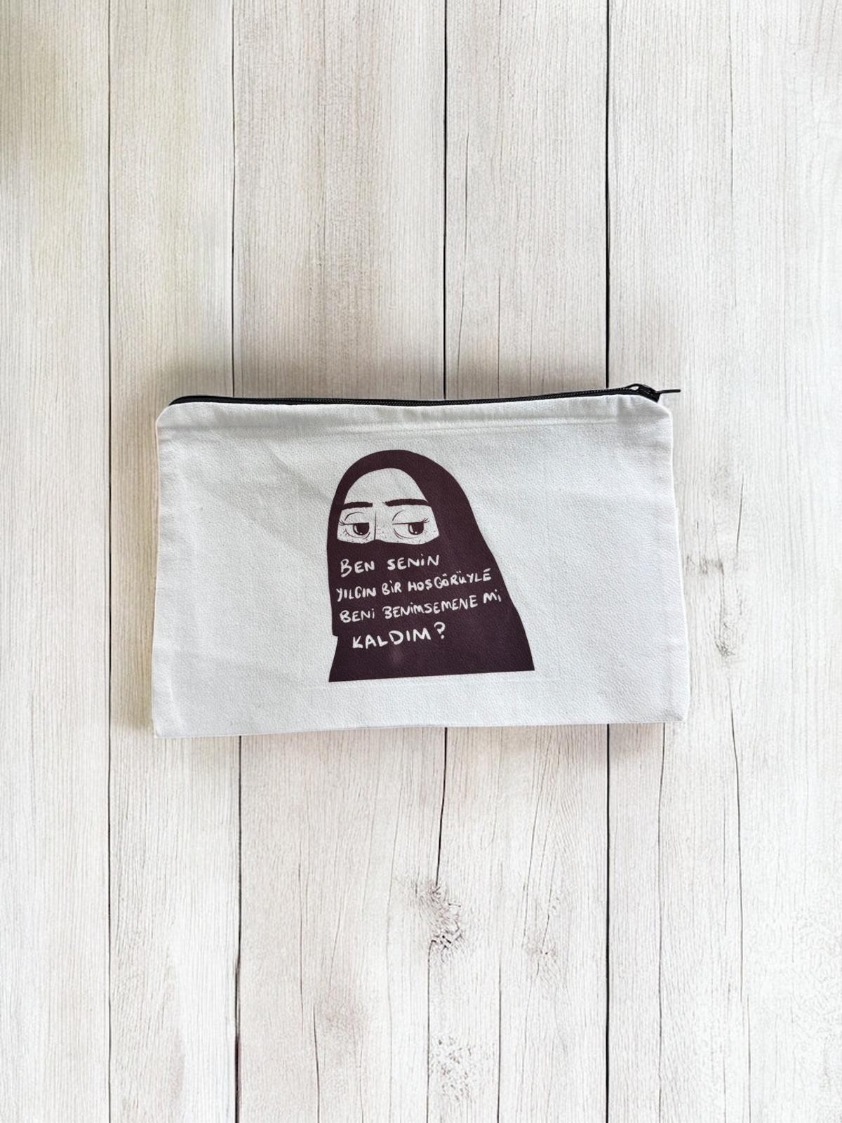Yılgın Bir Hoşgörü Peçeli Clutch Kalemlik